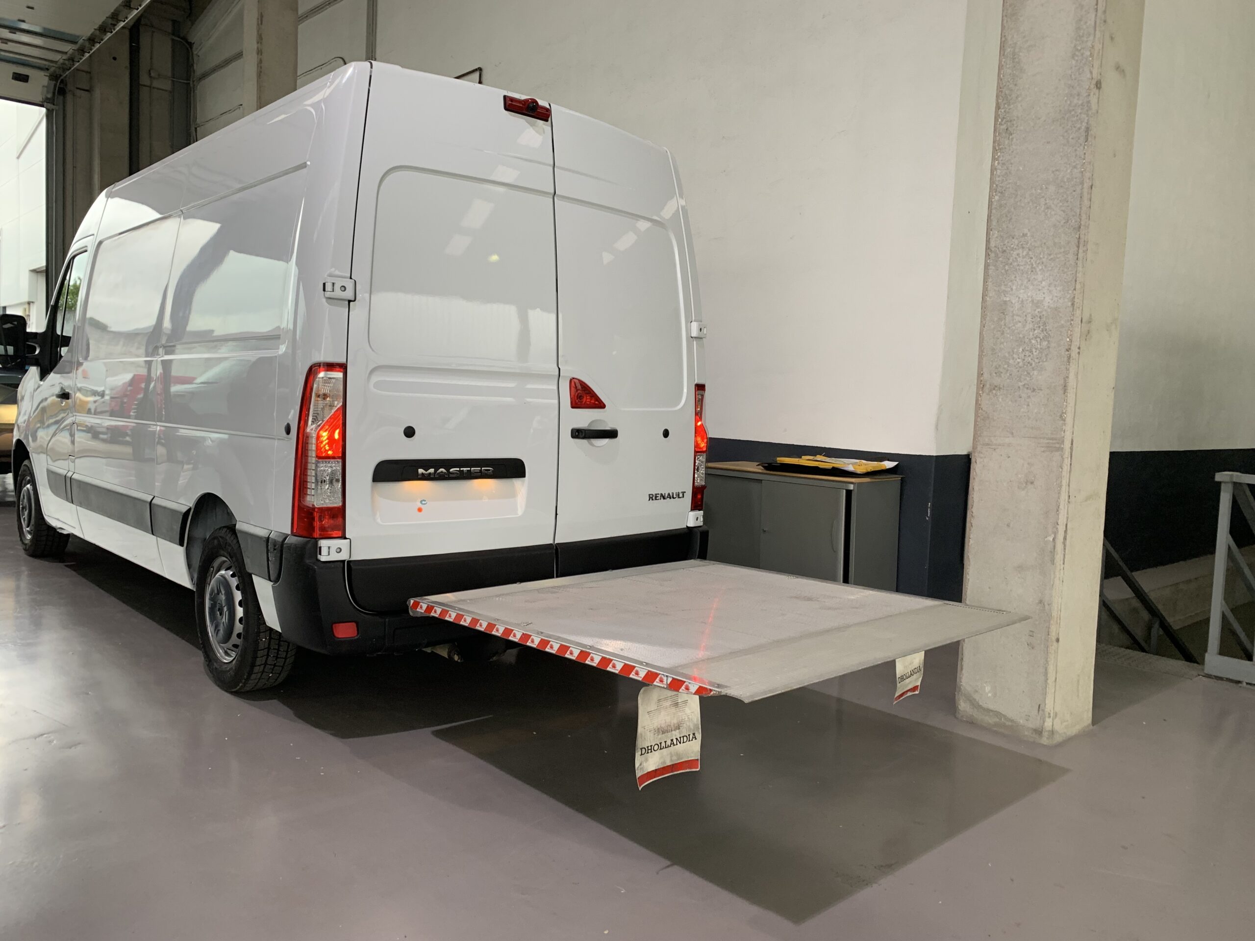 RENAULT MASTER FURGON L2H2 3500 BLUE DCI 135CV — PLATAFORMA ELEVADORA DHOLLANDIA: CAPACIDAD: 500kg / ANCHO PLATO: 1400mm / PROFUNDIDAD: 1550mm — + DEPOSITO 105L +MEDIA NAV EVOLUTION + AIRE ACONDICIONADO + CAMARA DE VISION TRASERA + AIRBAG CONDUCTOR & PASAJERO + RADIO MEDIA EVOLUTION & SMARTPHONE REPLICACION