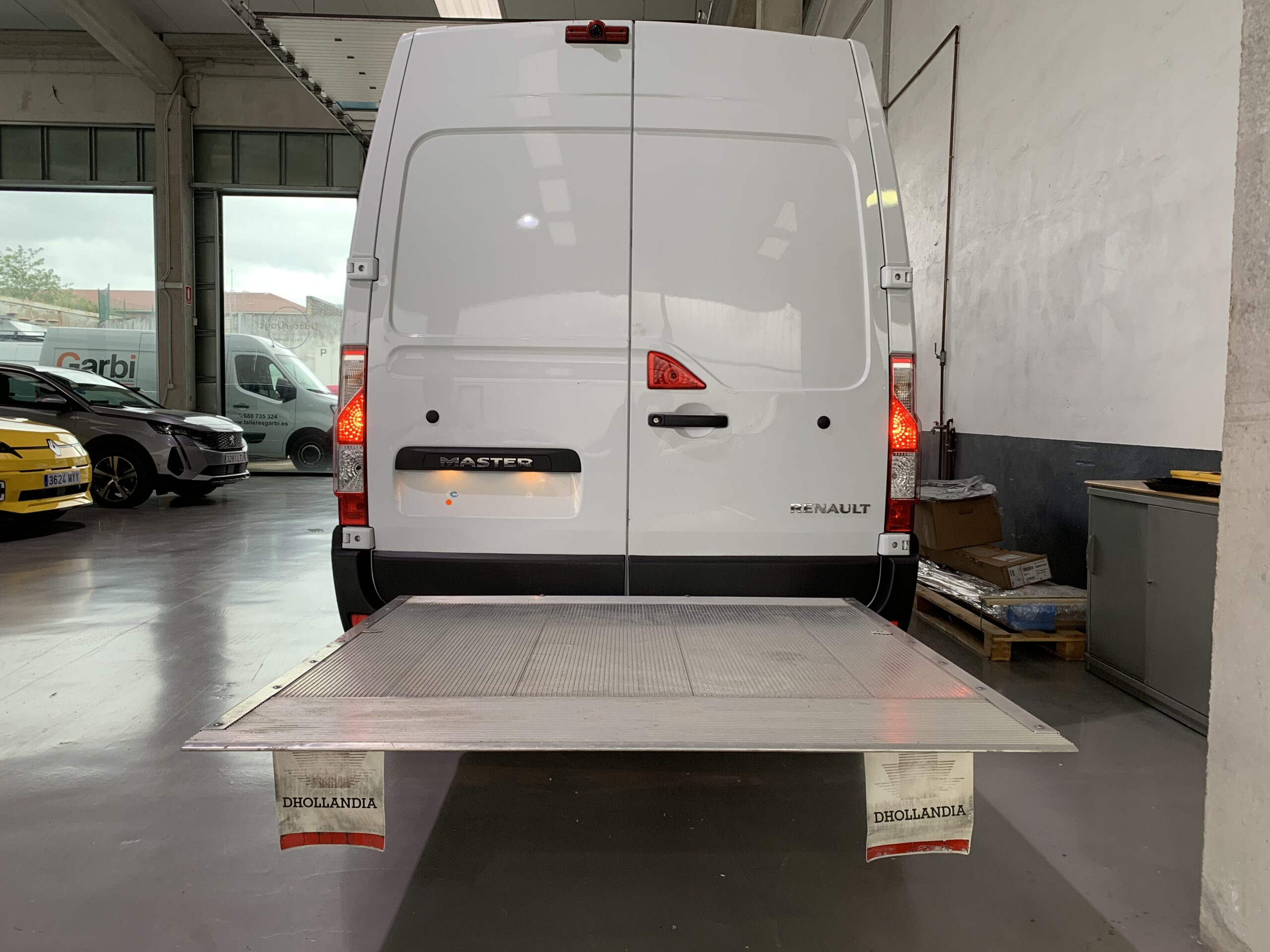 RENAULT MASTER FURGON L2H2 3500 BLUE DCI 135CV — PLATAFORMA ELEVADORA DHOLLANDIA: CAPACIDAD: 500kg / ANCHO PLATO: 1400mm / PROFUNDIDAD: 1550mm — + DEPOSITO 105L +MEDIA NAV EVOLUTION + AIRE ACONDICIONADO + CAMARA DE VISION TRASERA + AIRBAG CONDUCTOR & PASAJERO + RADIO MEDIA EVOLUTION & SMARTPHONE REPLICACION