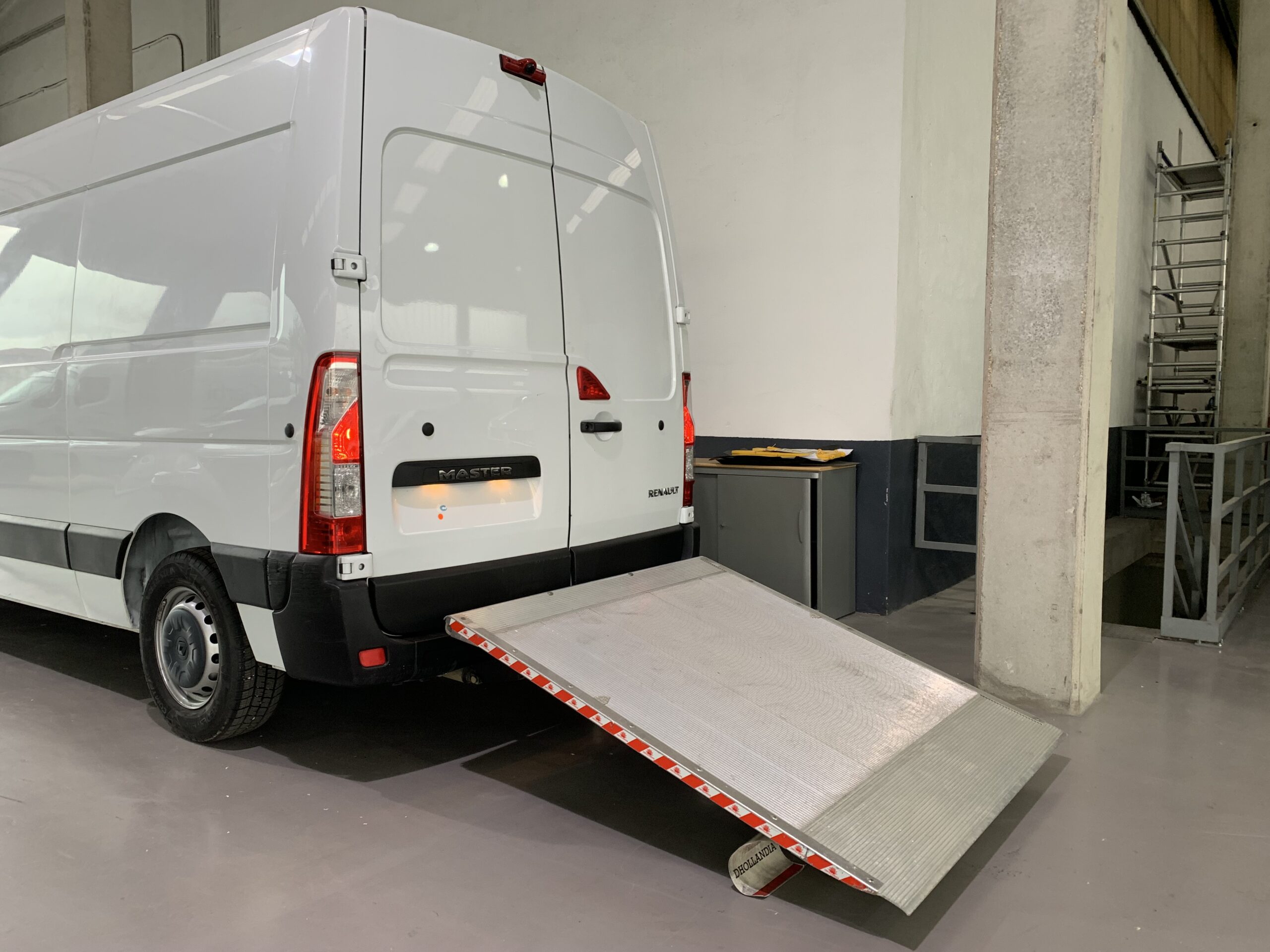 RENAULT MASTER FURGON L2H2 3500 BLUE DCI 135CV — PLATAFORMA ELEVADORA DHOLLANDIA: CAPACIDAD: 500kg / ANCHO PLATO: 1400mm / PROFUNDIDAD: 1550mm — + DEPOSITO 105L +MEDIA NAV EVOLUTION + AIRE ACONDICIONADO + CAMARA DE VISION TRASERA + AIRBAG CONDUCTOR & PASAJERO + RADIO MEDIA EVOLUTION & SMARTPHONE REPLICACION