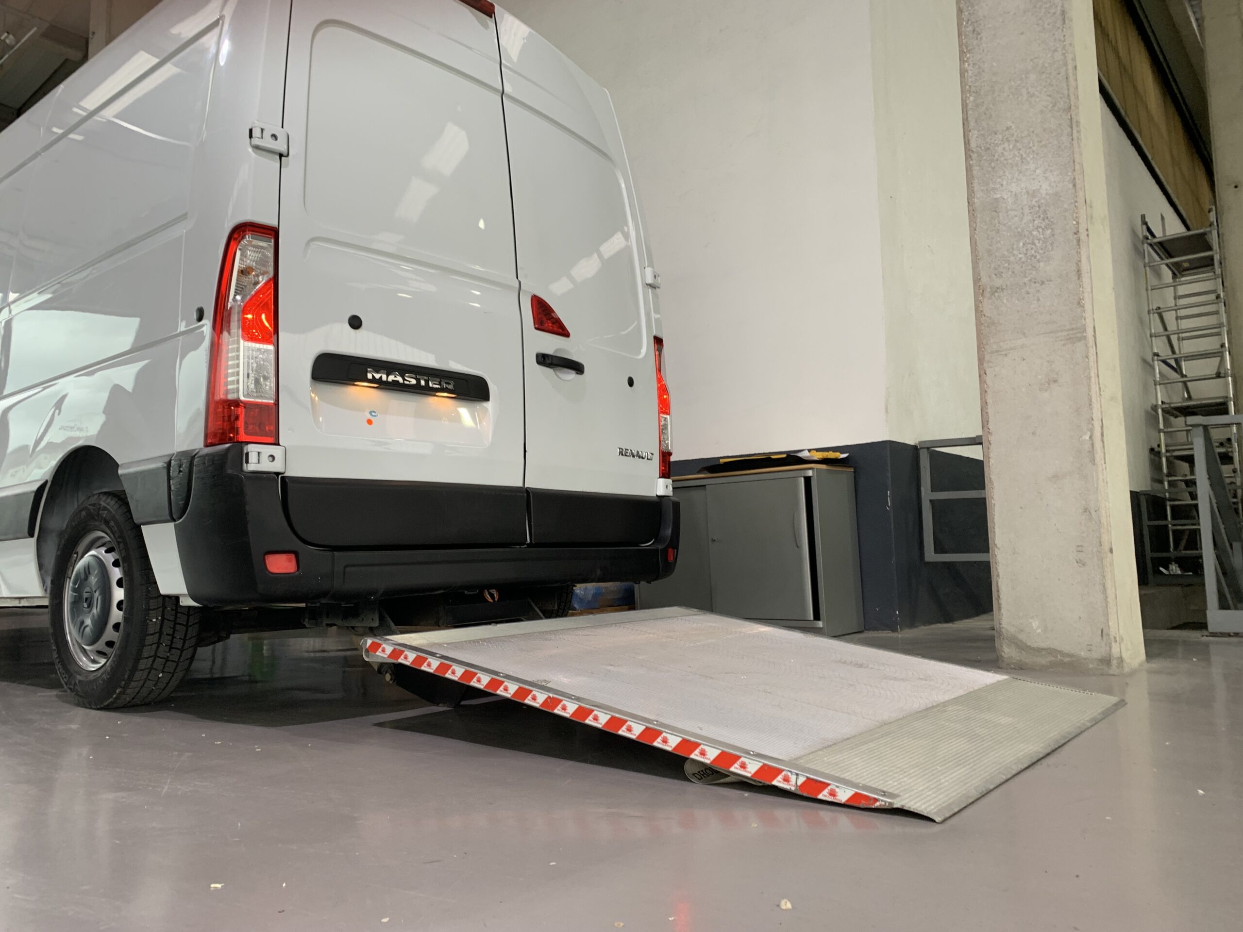 RENAULT MASTER FURGON L2H2 3500 BLUE DCI 135CV — PLATAFORMA ELEVADORA DHOLLANDIA: CAPACIDAD: 500kg / ANCHO PLATO: 1400mm / PROFUNDIDAD: 1550mm — + DEPOSITO 105L +MEDIA NAV EVOLUTION + AIRE ACONDICIONADO + CAMARA DE VISION TRASERA + AIRBAG CONDUCTOR & PASAJERO + RADIO MEDIA EVOLUTION & SMARTPHONE REPLICACION