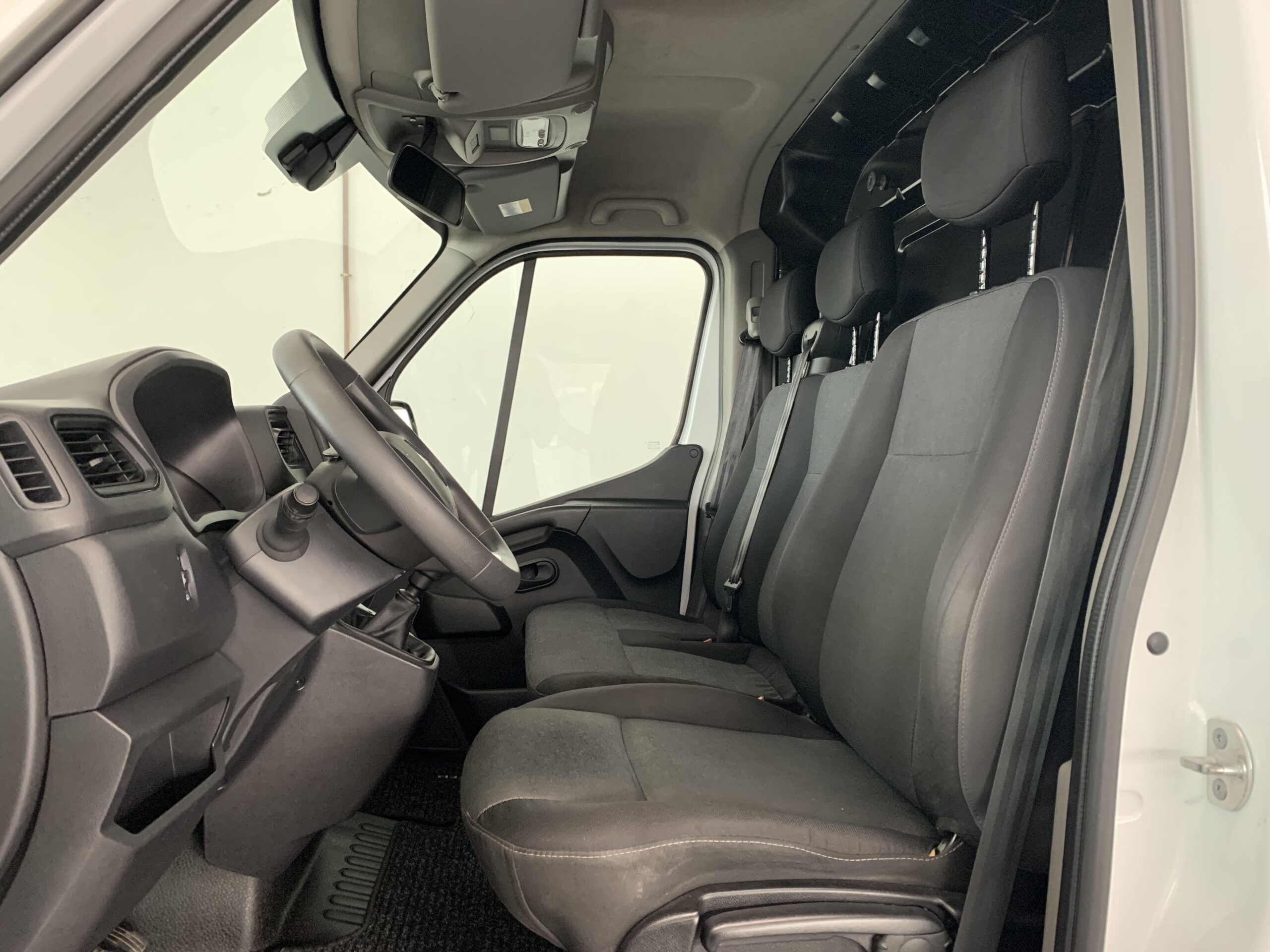 RENAULT MASTER FURGON L2H2 3500 BLUE DCI 135CV — PLATAFORMA ELEVADORA DHOLLANDIA: CAPACIDAD: 500kg / ANCHO PLATO: 1400mm / PROFUNDIDAD: 1550mm — + DEPOSITO 105L +MEDIA NAV EVOLUTION + AIRE ACONDICIONADO + CAMARA DE VISION TRASERA + AIRBAG CONDUCTOR & PASAJERO + RADIO MEDIA EVOLUTION & SMARTPHONE REPLICACION