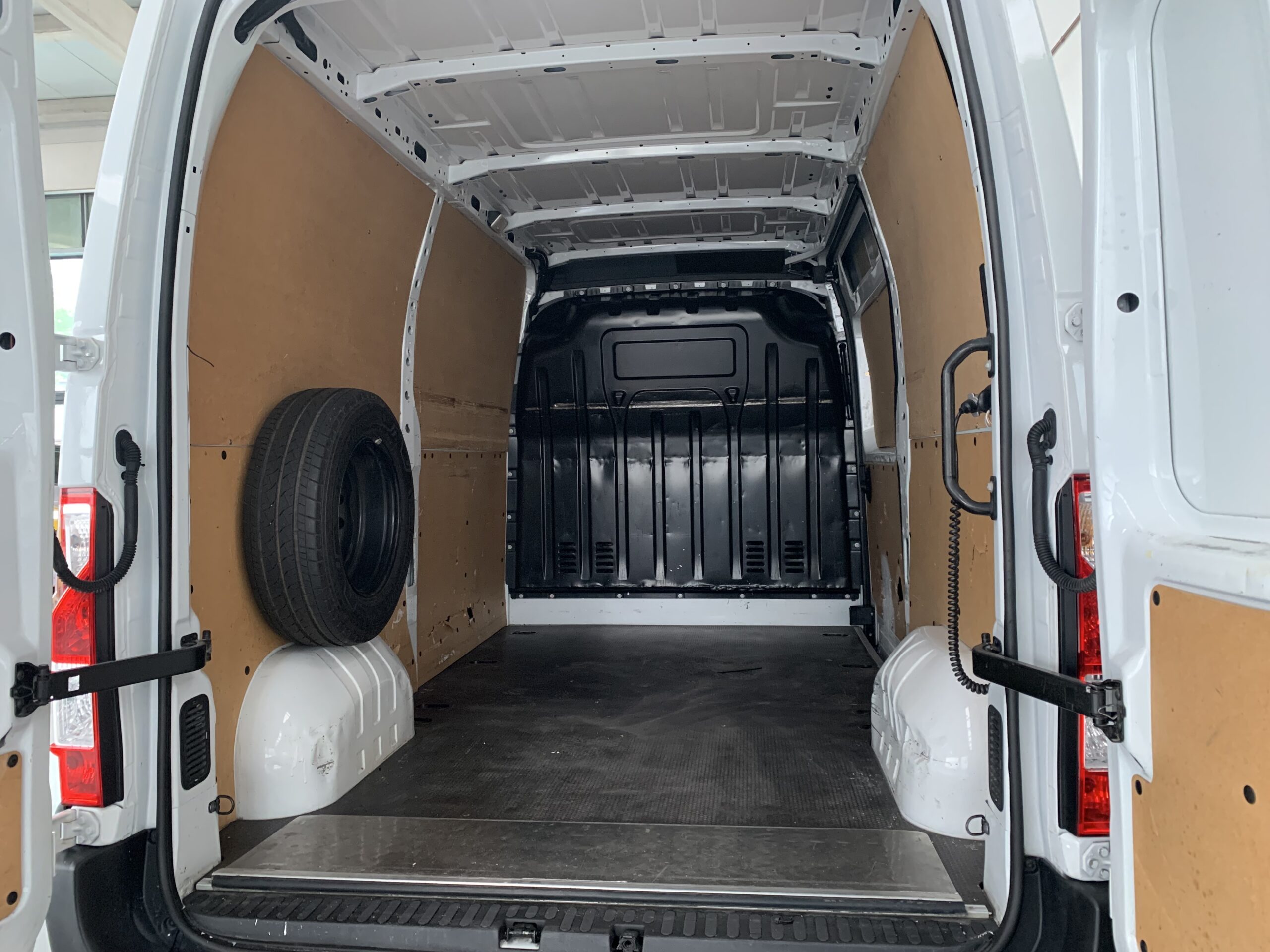 RENAULT MASTER FURGON L2H2 3500 BLUE DCI 135CV — PLATAFORMA ELEVADORA DHOLLANDIA: CAPACIDAD: 500kg / ANCHO PLATO: 1400mm / PROFUNDIDAD: 1550mm — + DEPOSITO 105L +MEDIA NAV EVOLUTION + AIRE ACONDICIONADO + CAMARA DE VISION TRASERA + AIRBAG CONDUCTOR & PASAJERO + RADIO MEDIA EVOLUTION & SMARTPHONE REPLICACION