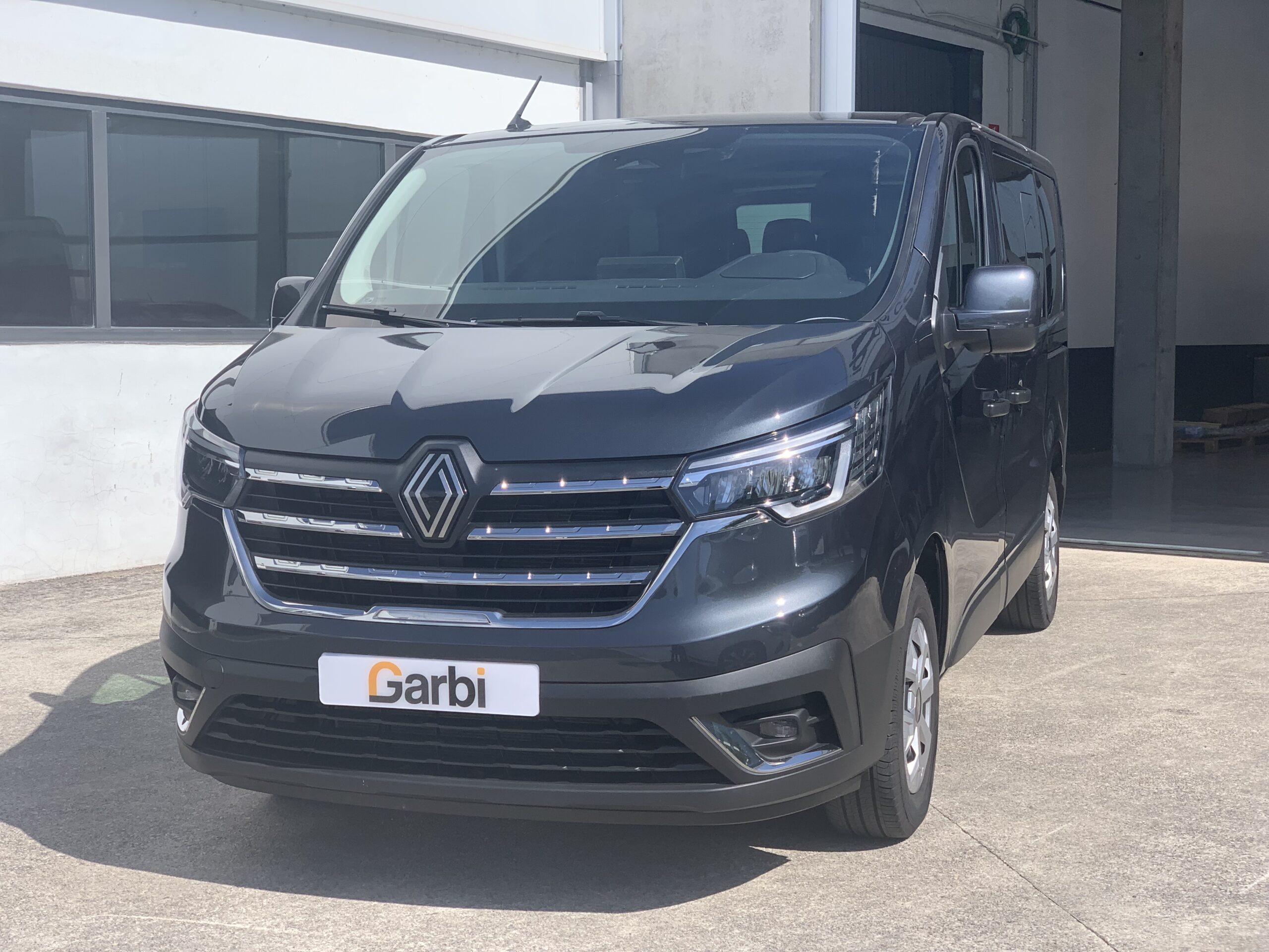 RENAULT TRAFIC EQUILIBRE BLUE DCI 150CV + PACK VISIBILIDAD + PUERTA LATERAL IZQUIERDA DESLIZANTE + RUEDA DE REPUESTO + CAMARA DE VISION TRASERA