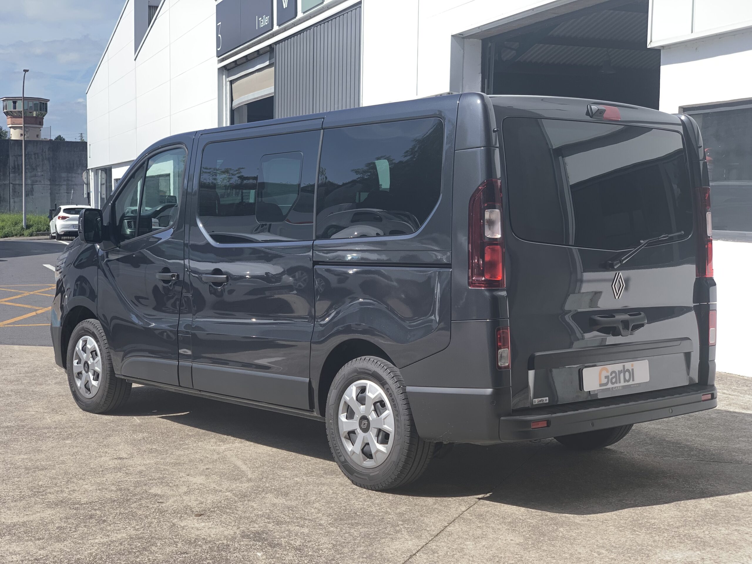 RENAULT TRAFIC EQUILIBRE BLUE DCI 150CV + PACK VISIBILIDAD + PUERTA LATERAL IZQUIERDA DESLIZANTE + RUEDA DE REPUESTO + CAMARA DE VISION TRASERA