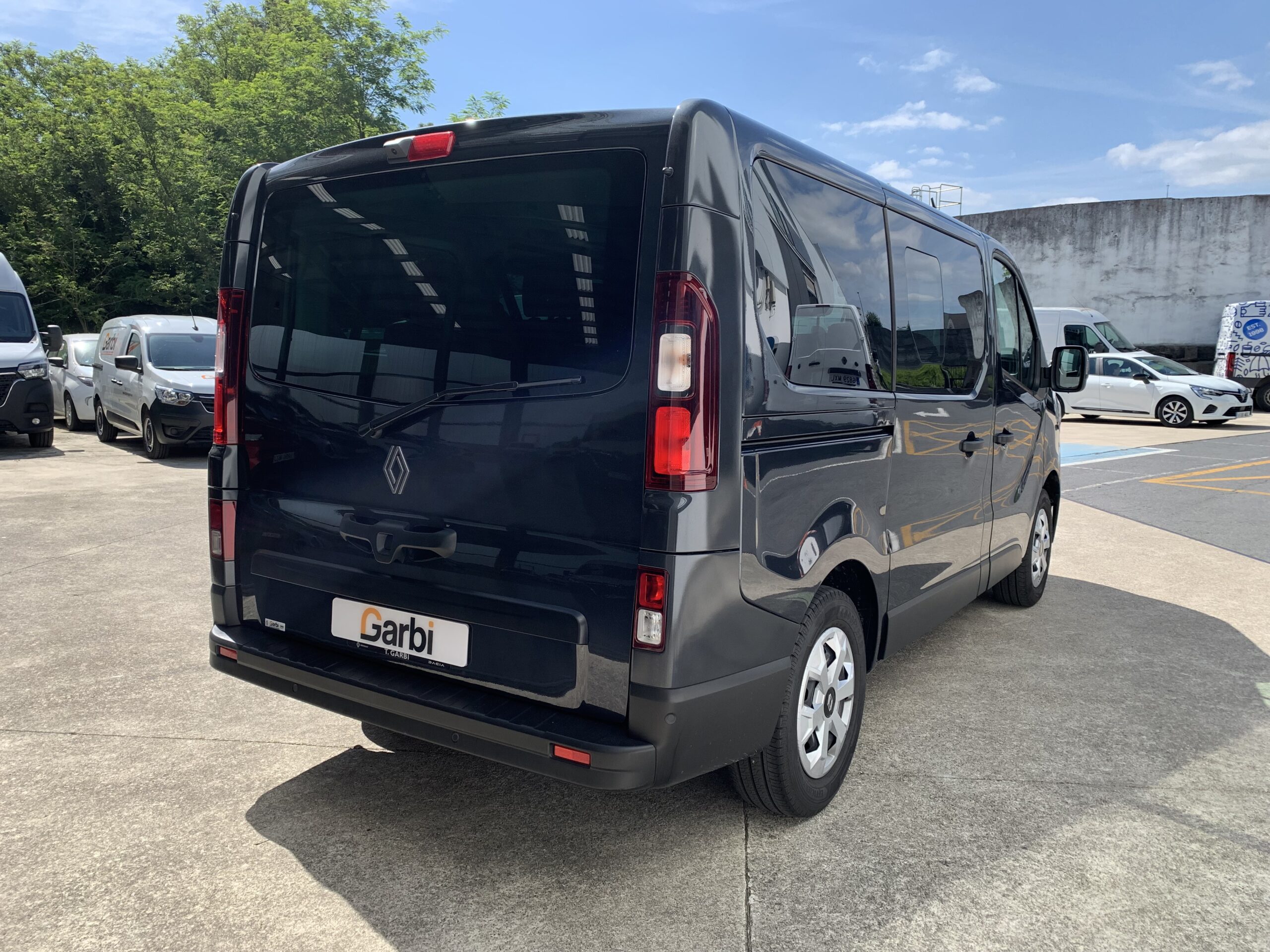 RENAULT TRAFIC EQUILIBRE BLUE DCI 150CV + PACK VISIBILIDAD + PUERTA LATERAL IZQUIERDA DESLIZANTE + RUEDA DE REPUESTO + CAMARA DE VISION TRASERA