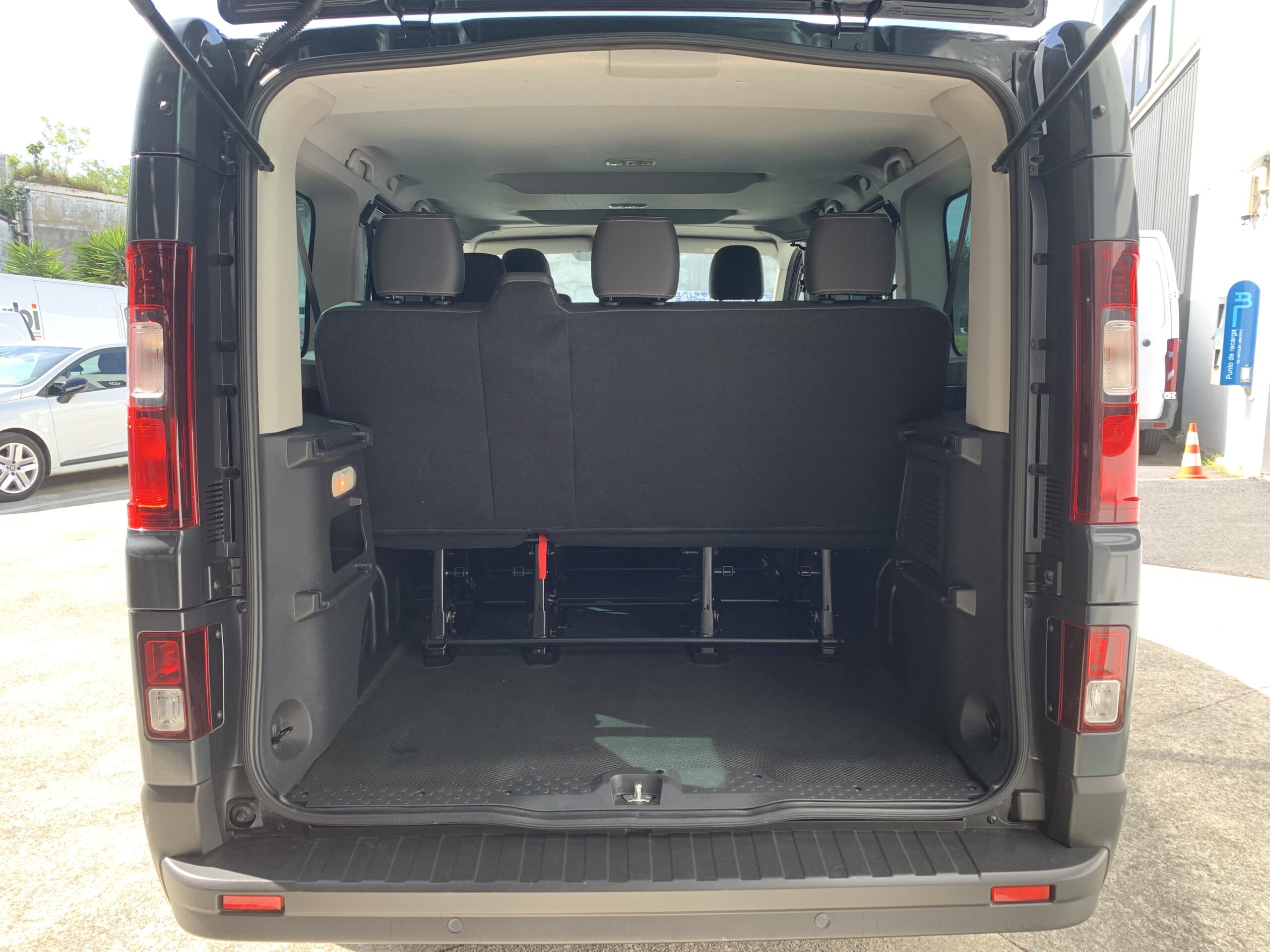 RENAULT TRAFIC EQUILIBRE BLUE DCI 150CV + PACK VISIBILIDAD + PUERTA LATERAL IZQUIERDA DESLIZANTE + RUEDA DE REPUESTO + CAMARA DE VISION TRASERA