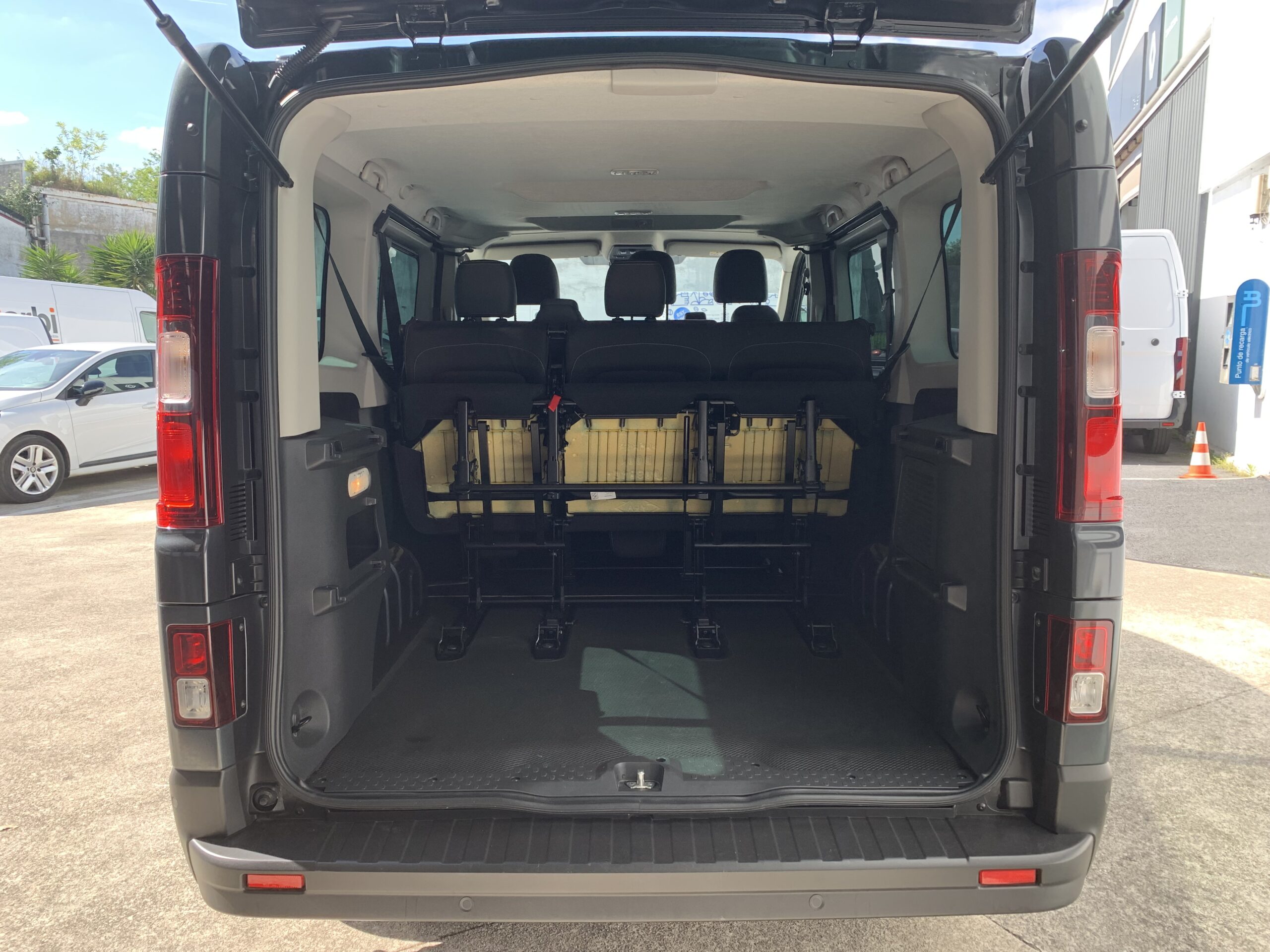 RENAULT TRAFIC EQUILIBRE BLUE DCI 150CV + PACK VISIBILIDAD + PUERTA LATERAL IZQUIERDA DESLIZANTE + RUEDA DE REPUESTO + CAMARA DE VISION TRASERA