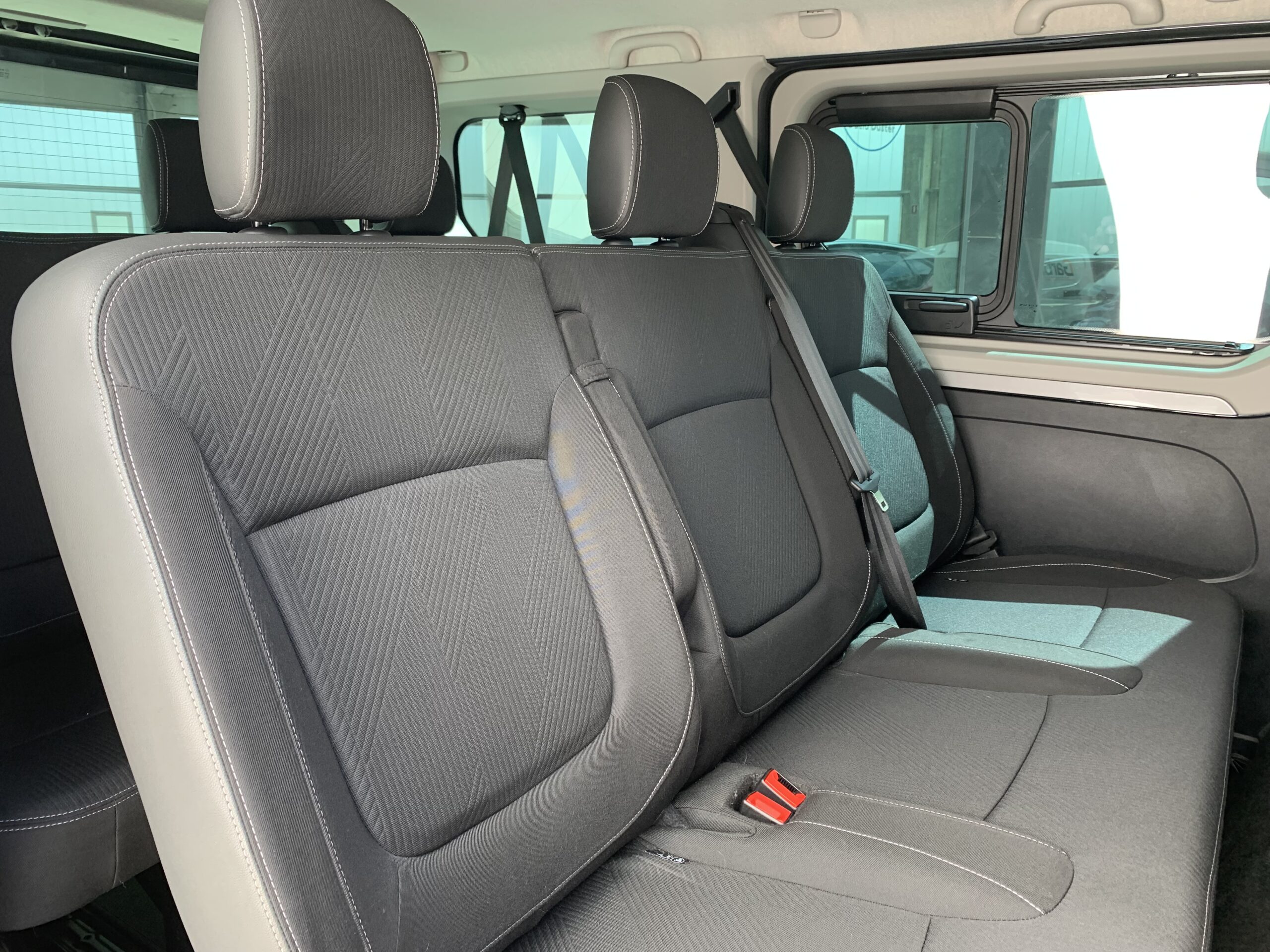 RENAULT TRAFIC EQUILIBRE BLUE DCI 150CV + PACK VISIBILIDAD + PUERTA LATERAL IZQUIERDA DESLIZANTE + RUEDA DE REPUESTO + CAMARA DE VISION TRASERA