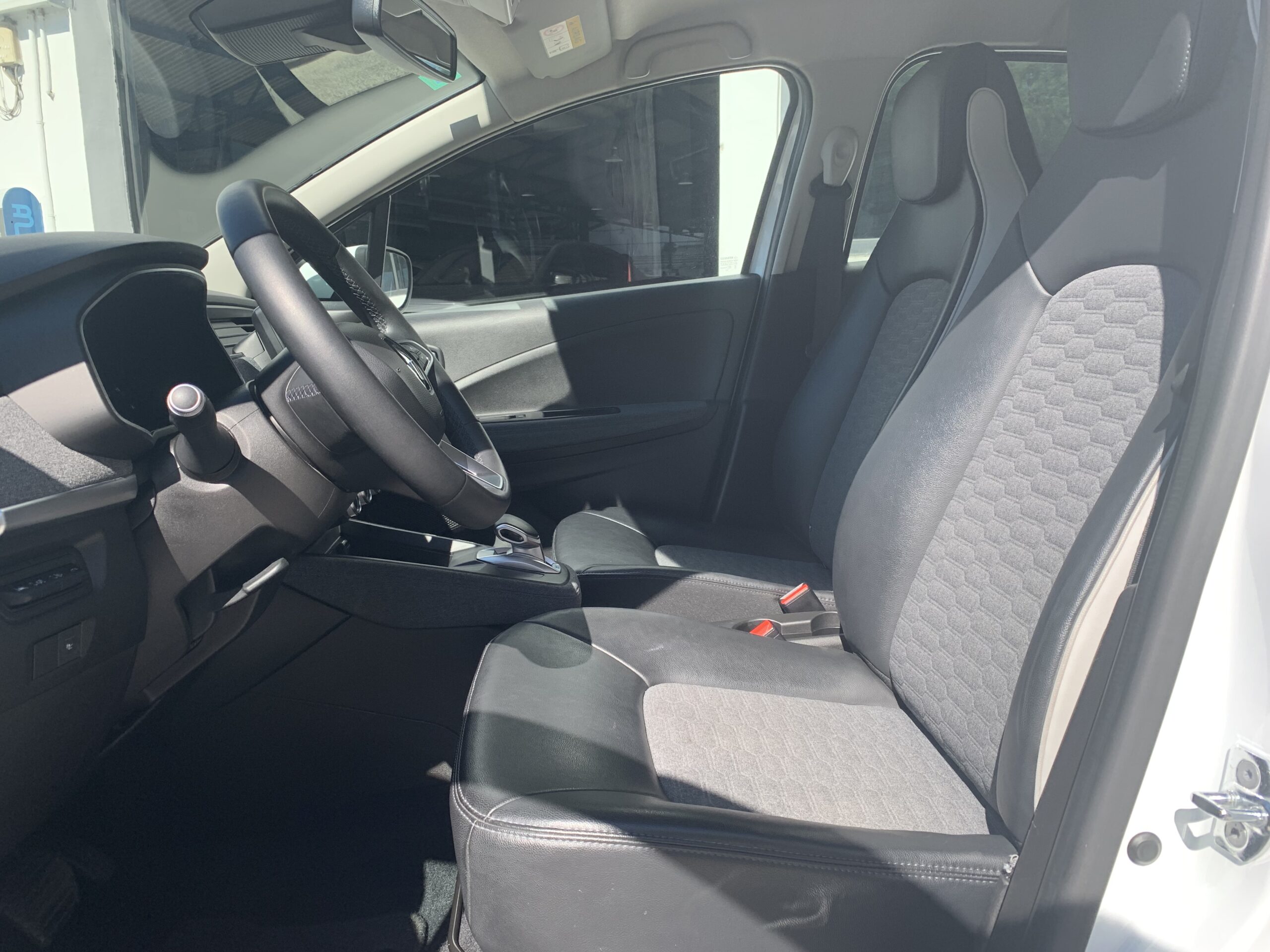 RENAULT ZOE ZEN 100% ELECTRICO 135CV 50KWH + CARGA RAPIDA