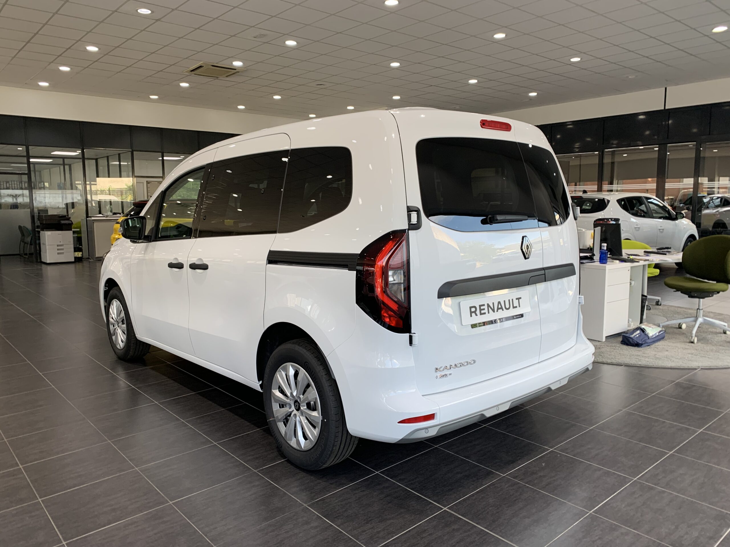 RENAULT KANGOO COMBI 1.5 BLUE DCI 95CV 5 PLAZAS + PACK PROFESIONAL + RUEDA DE REPUESTO + DOBLE PUERTA TRASERA ACRISTALADA 180º