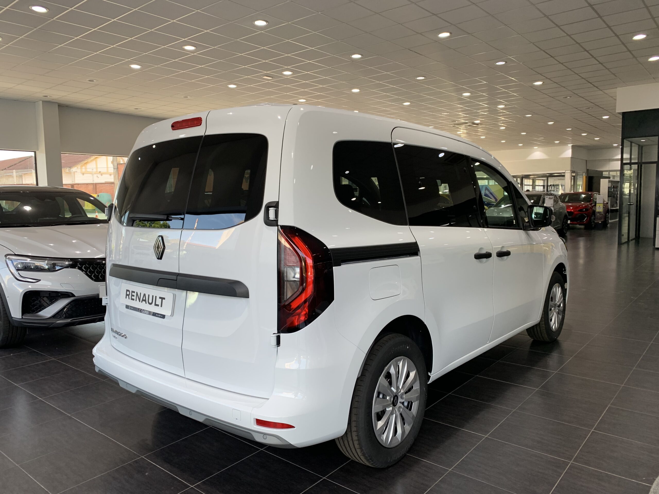 RENAULT KANGOO COMBI 1.5 BLUE DCI 95CV 5 PLAZAS + PACK PROFESIONAL + RUEDA DE REPUESTO + DOBLE PUERTA TRASERA ACRISTALADA 180º