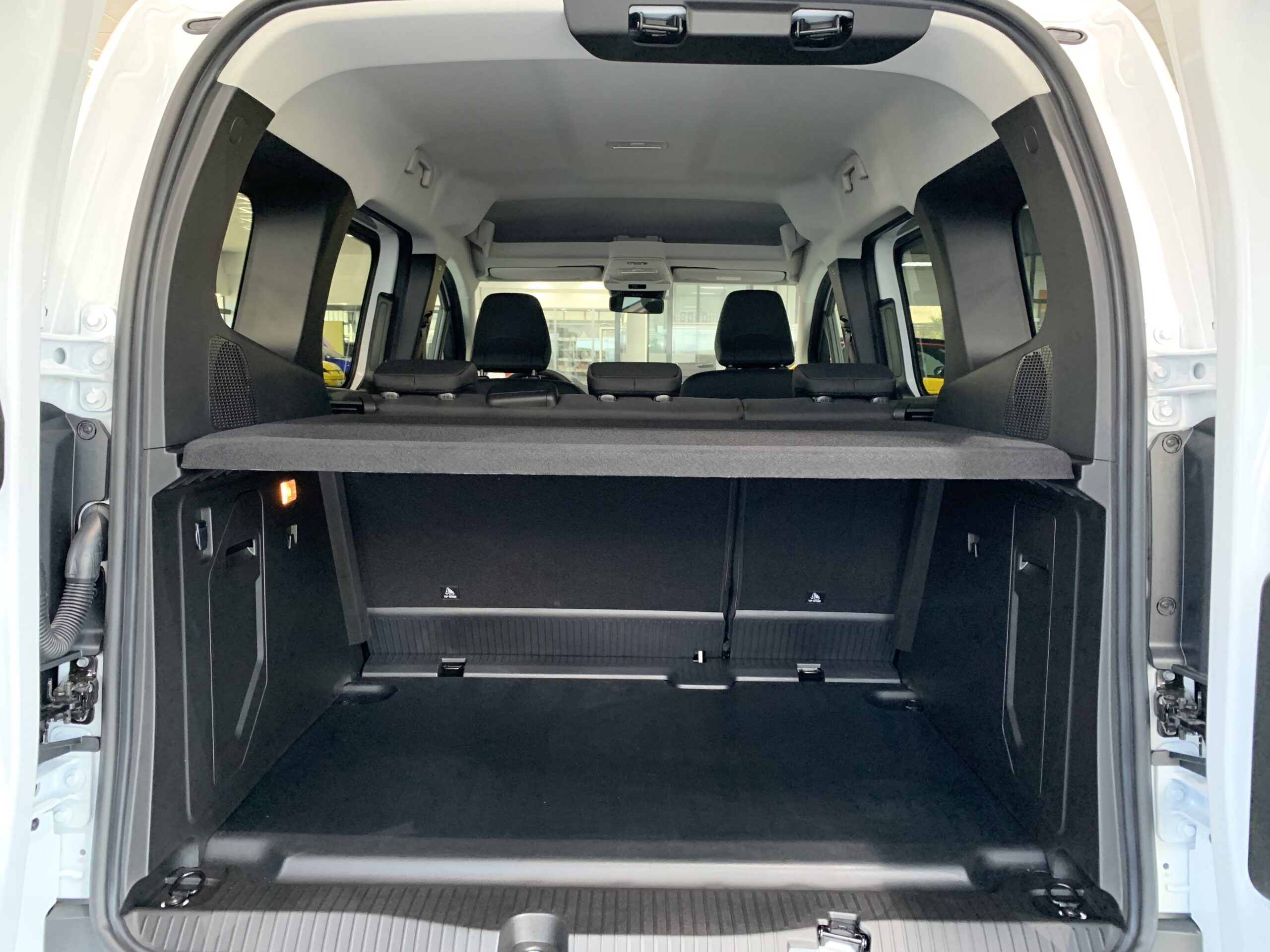 RENAULT KANGOO COMBI 1.5 BLUE DCI 95CV 5 PLAZAS + PACK PROFESIONAL + RUEDA DE REPUESTO + DOBLE PUERTA TRASERA ACRISTALADA 180º