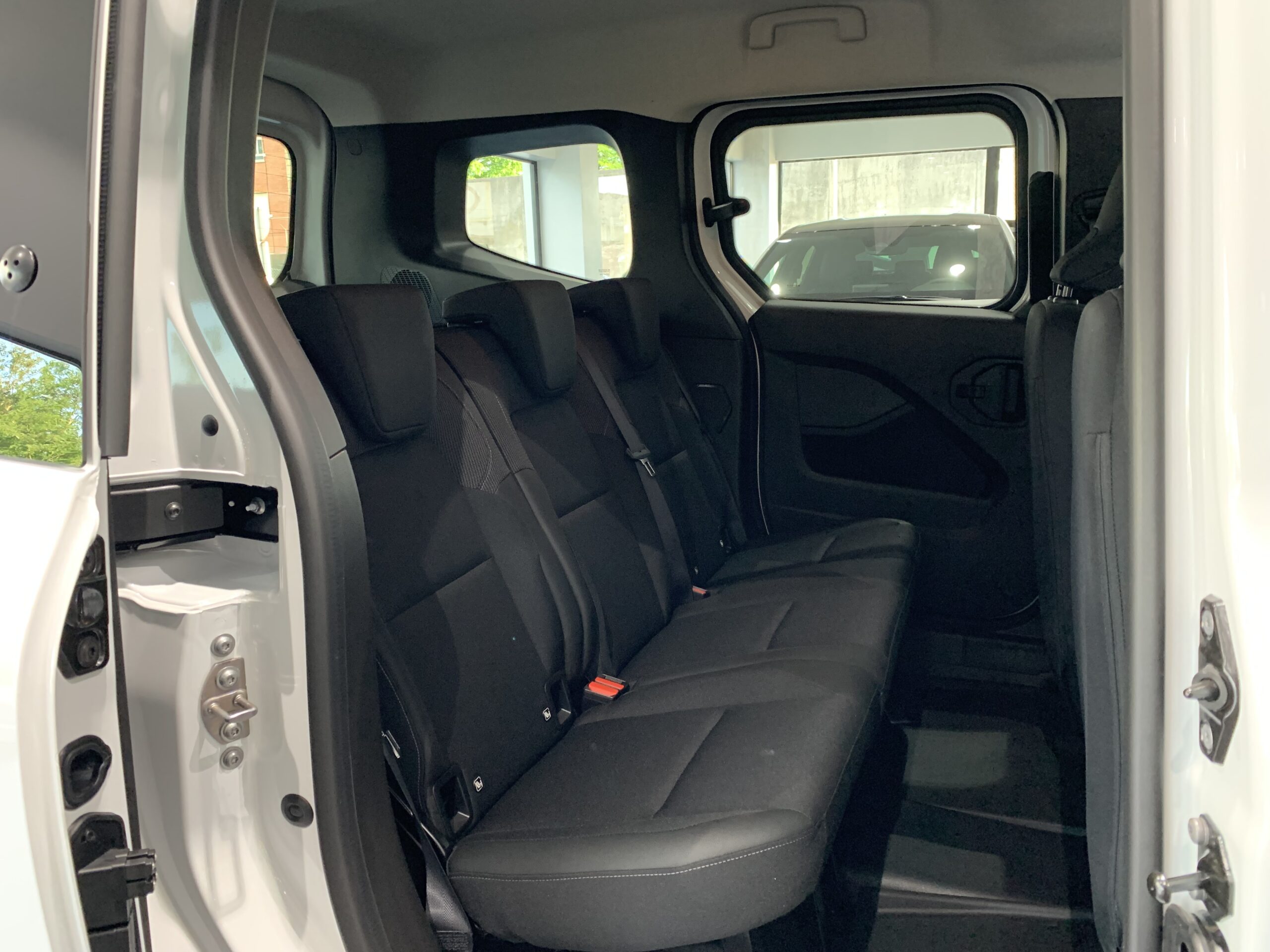 RENAULT KANGOO COMBI 1.5 BLUE DCI 95CV 5 PLAZAS + PACK PROFESIONAL + RUEDA DE REPUESTO + DOBLE PUERTA TRASERA ACRISTALADA 180º