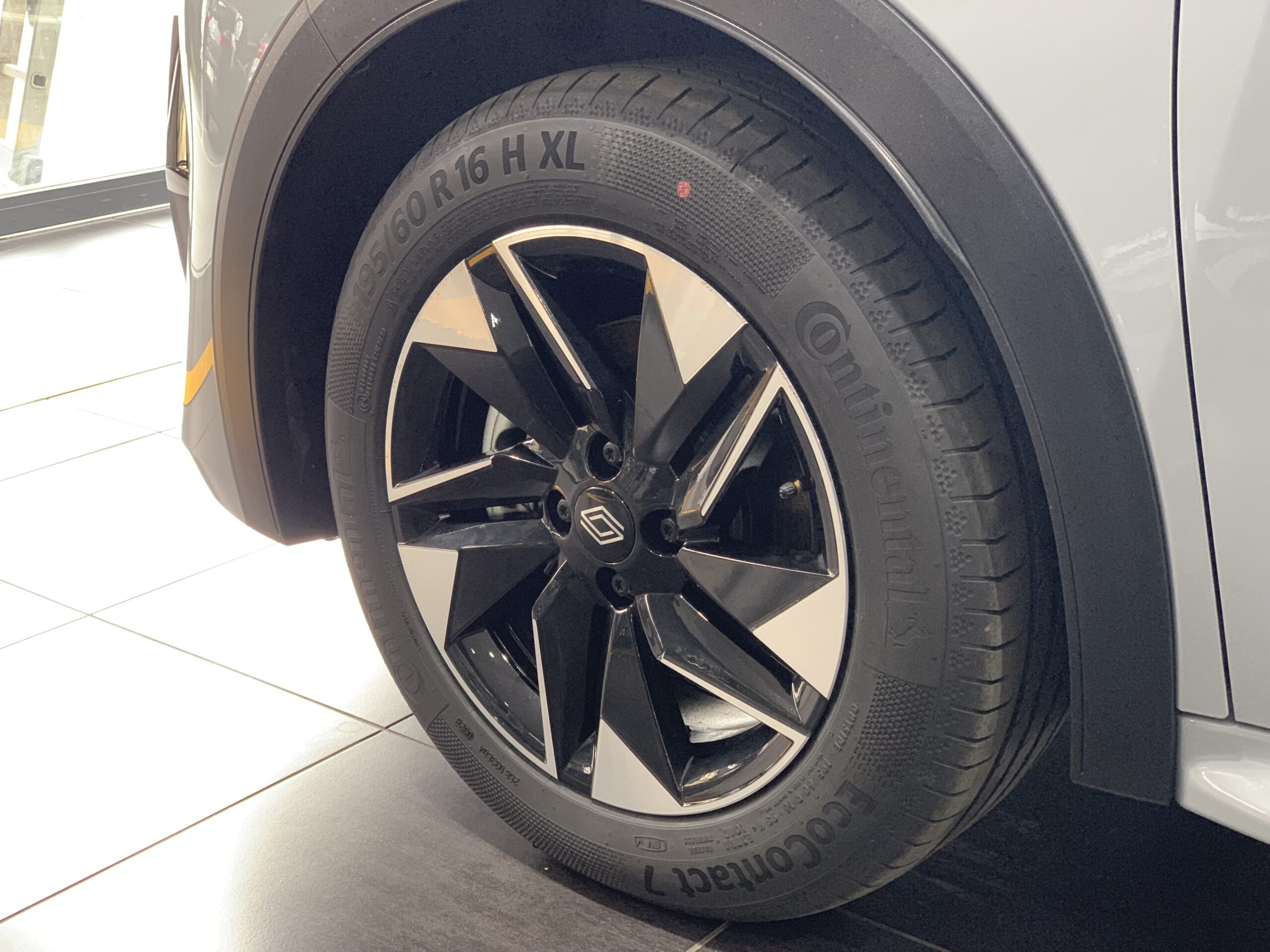 NUEVO CLIO EVOLUTION TCE 115CV + CAMARA TRASERA + LLANTAS 16″ + RUEDA DE REPUESTO