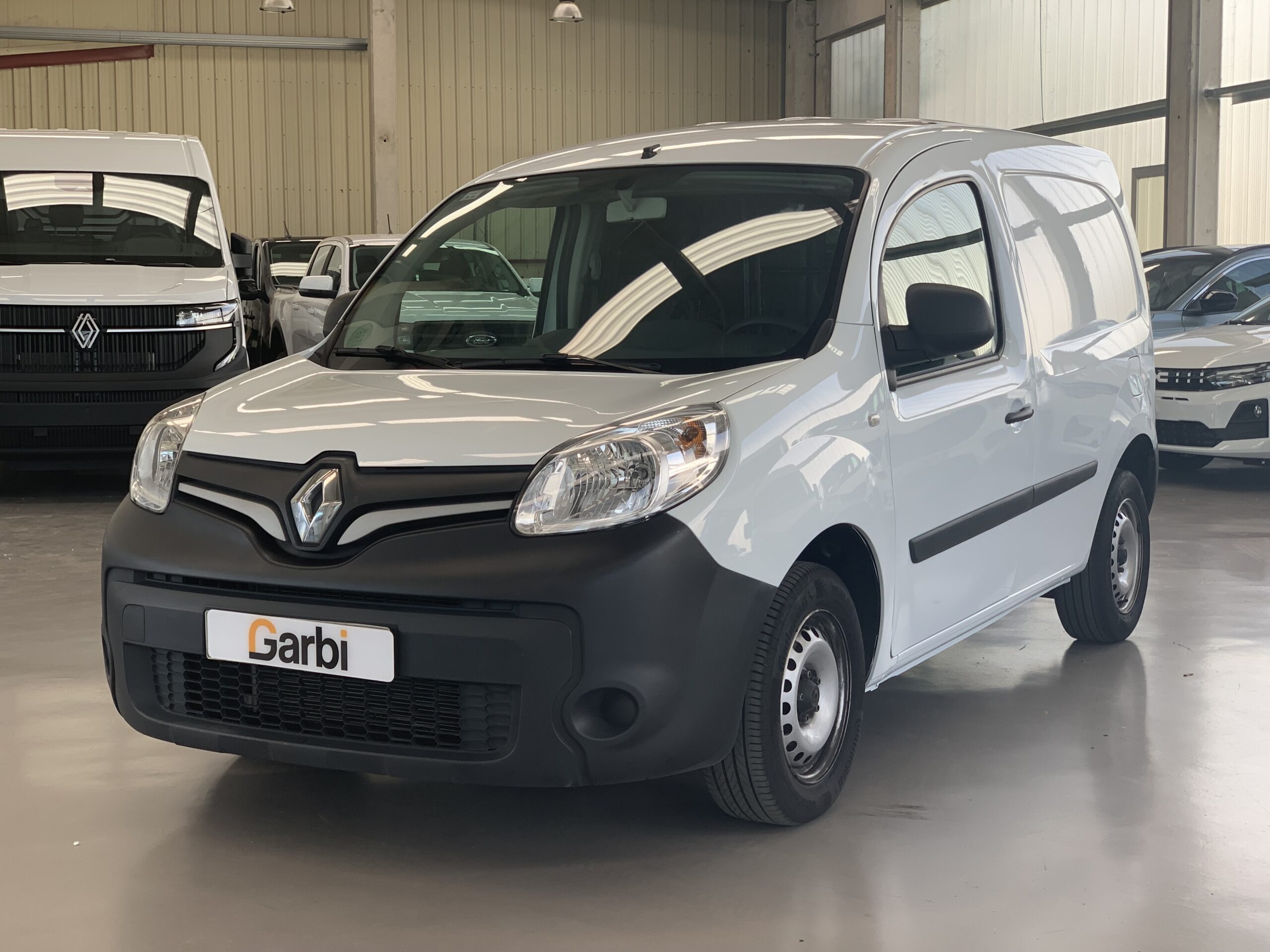 RENAULT KANGOO FURGON BLUE DCI 85CV + MAMPARA PIVOTANTE + 2 PUERTAS TRASERAS ACRISTALADAS 180º CON LUNAS TINTADAS + PUERTA LATERAL DERECHA DESLIZANTE + PACK ELECTRICO + SUELO DE CAJA TRASERA DE CAUCHO