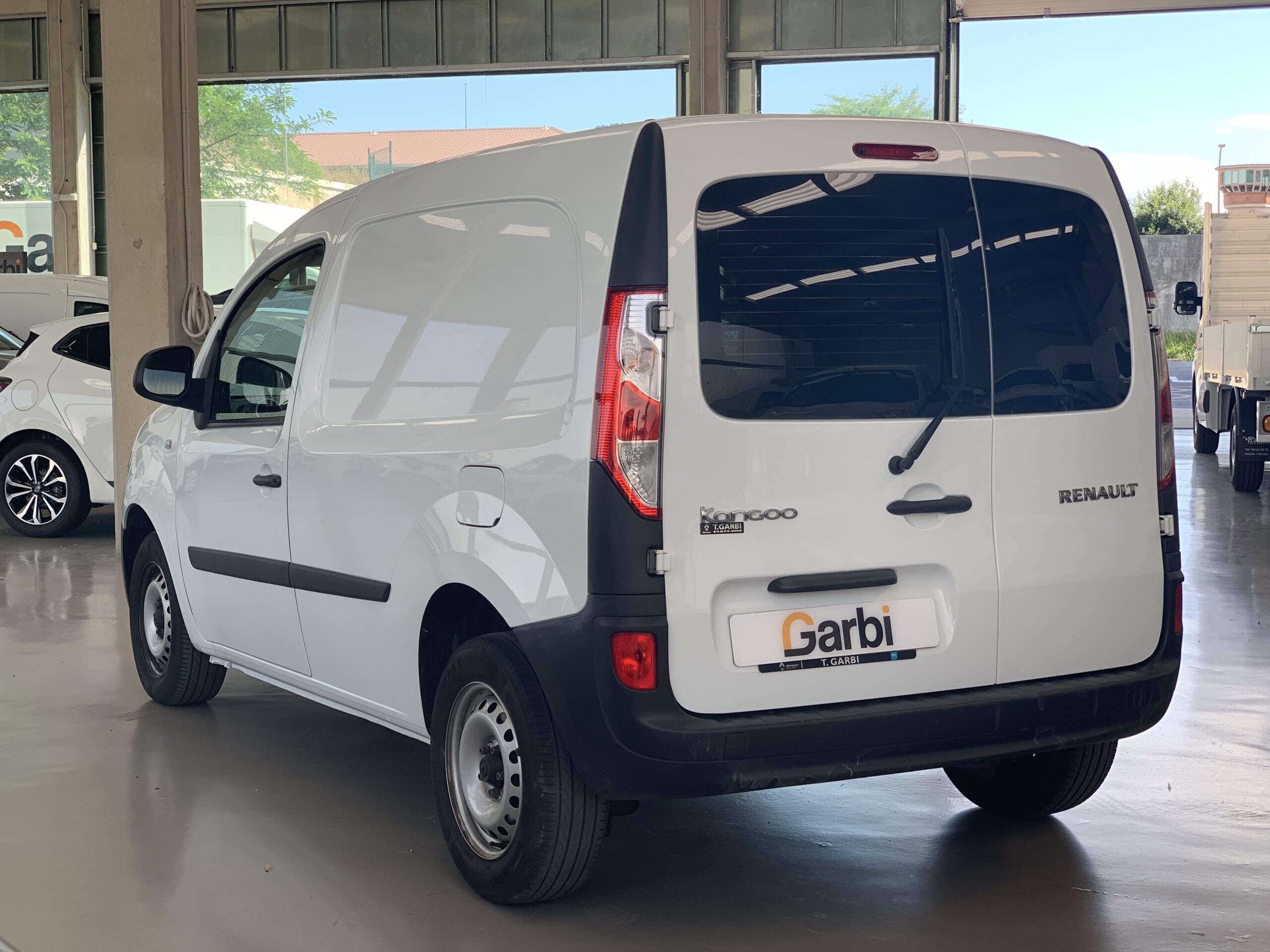 RENAULT KANGOO FURGON BLUE DCI 85CV + MAMPARA PIVOTANTE + DOBLE PUERTA TRASERA ACRISTALADA CON LUNAS TINTADAS + PUERTA LATERAL DERECHA DESLIZANTE + PACK ELECTRICO + SUELO DE CAJA TRASERA DE CAUCHO