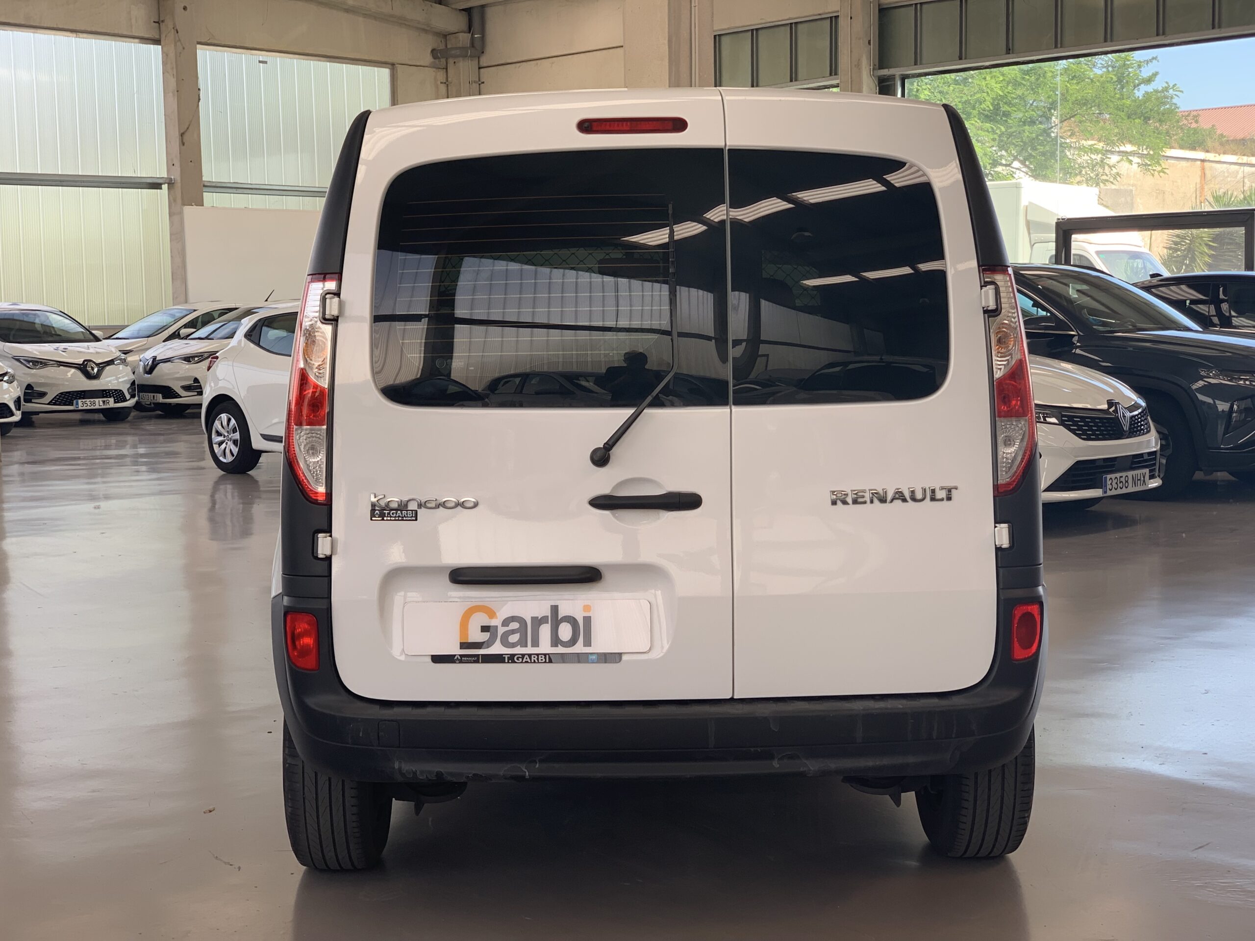 RENAULT KANGOO FURGON BLUE DCI 85CV + MAMPARA PIVOTANTE + DOBLE PUERTA TRASERA ACRISTALADA CON LUNAS TINTADAS + PUERTA LATERAL DERECHA DESLIZANTE + PACK ELECTRICO + SUELO DE CAJA TRASERA DE CAUCHO