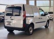RENAULT KANGOO FURGON BLUE DCI 85CV + MAMPARA PIVOTANTE + 2 PUERTAS TRASERAS ACRISTALADAS 180º CON LUNAS TINTADAS + PUERTA LATERAL DERECHA DESLIZANTE + PACK ELECTRICO + SUELO DE CAJA TRASERA DE CAUCHO