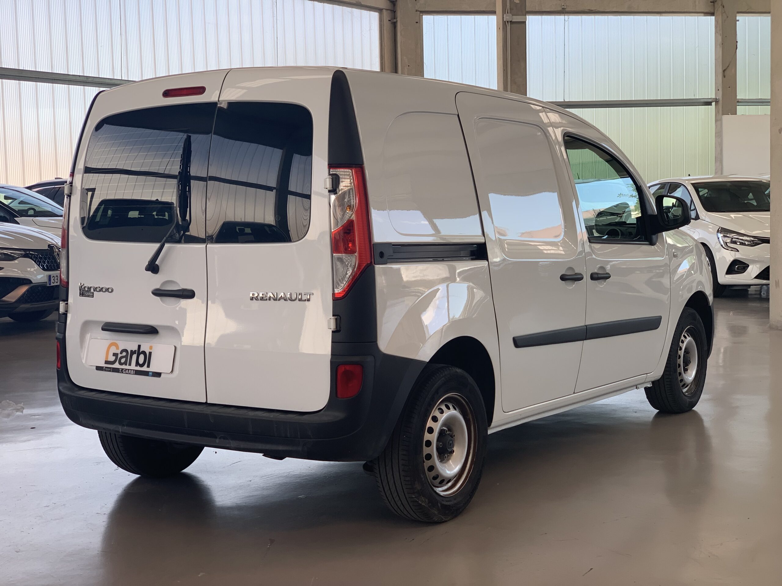 RENAULT KANGOO FURGON BLUE DCI 85CV + MAMPARA PIVOTANTE + 2 PUERTAS TRASERAS ACRISTALADAS 180º CON LUNAS TINTADAS + PUERTA LATERAL DERECHA DESLIZANTE + PACK ELECTRICO + SUELO DE CAJA TRASERA DE CAUCHO