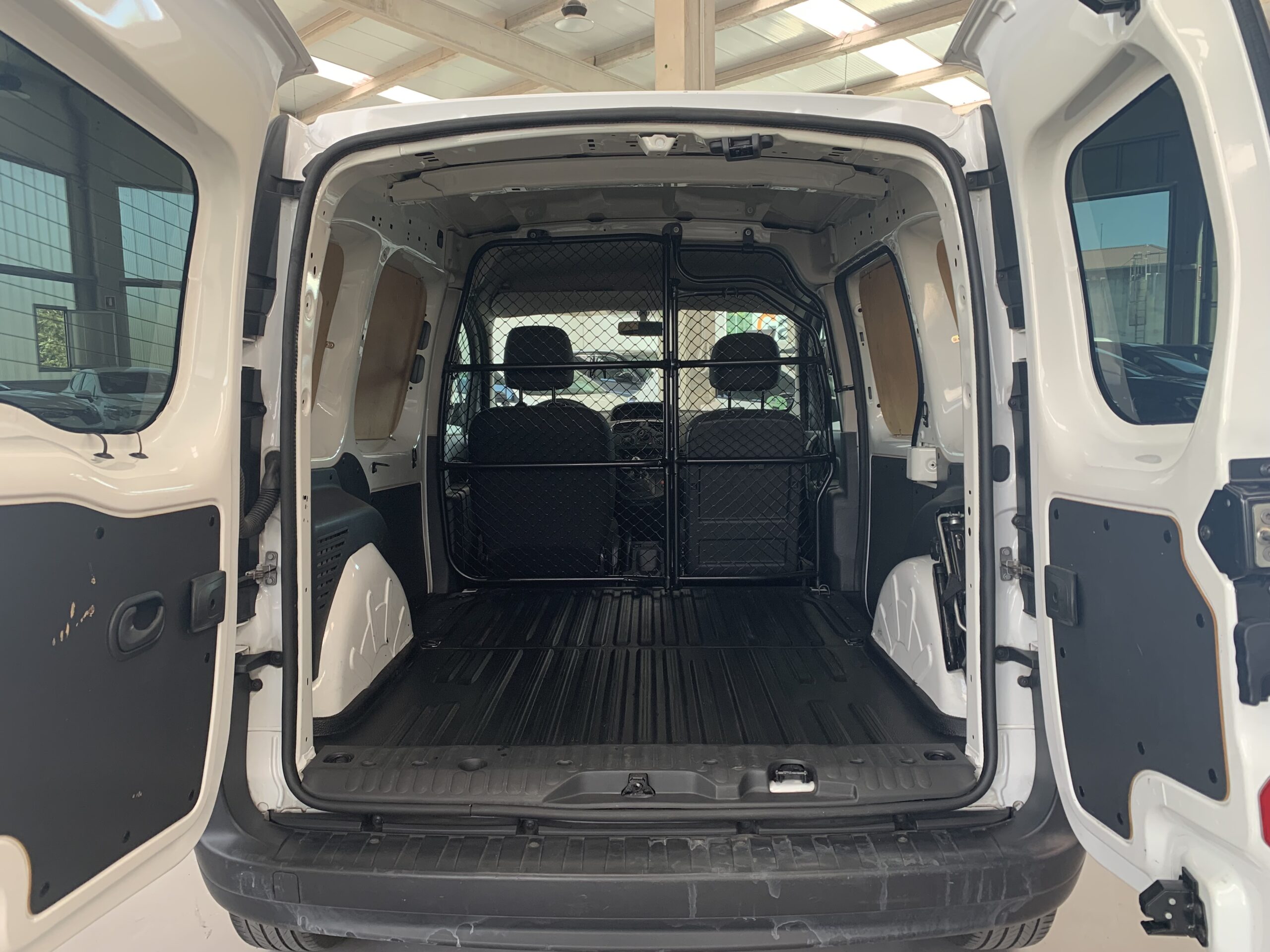 RENAULT KANGOO FURGON BLUE DCI 85CV + MAMPARA PIVOTANTE + DOBLE PUERTA TRASERA ACRISTALADA CON LUNAS TINTADAS + PUERTA LATERAL DERECHA DESLIZANTE + PACK ELECTRICO + SUELO DE CAJA TRASERA DE CAUCHO
