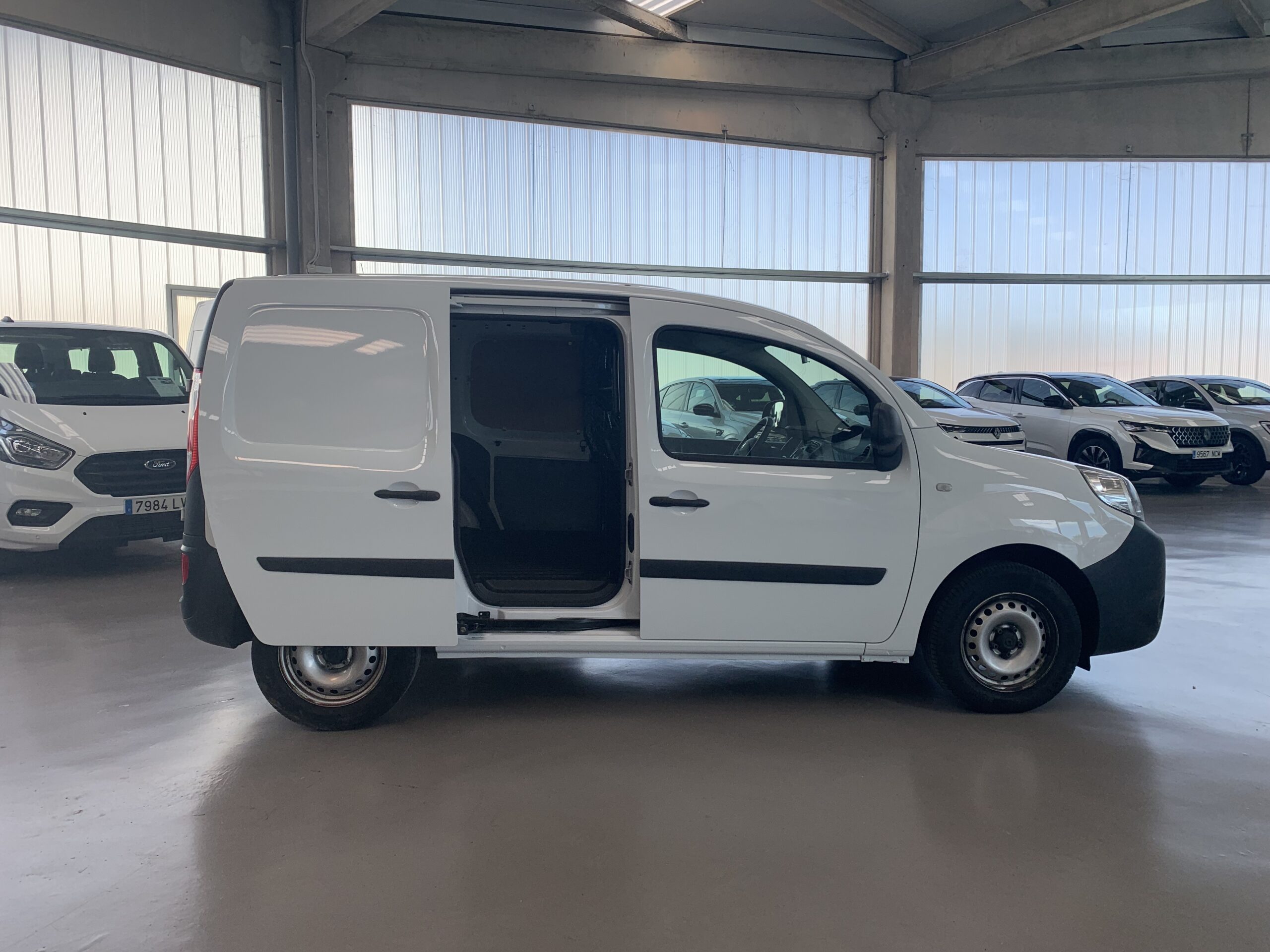 RENAULT KANGOO FURGON BLUE DCI 85CV + MAMPARA PIVOTANTE + DOBLE PUERTA TRASERA ACRISTALADA CON LUNAS TINTADAS + PUERTA LATERAL DERECHA DESLIZANTE + PACK ELECTRICO + SUELO DE CAJA TRASERA DE CAUCHO