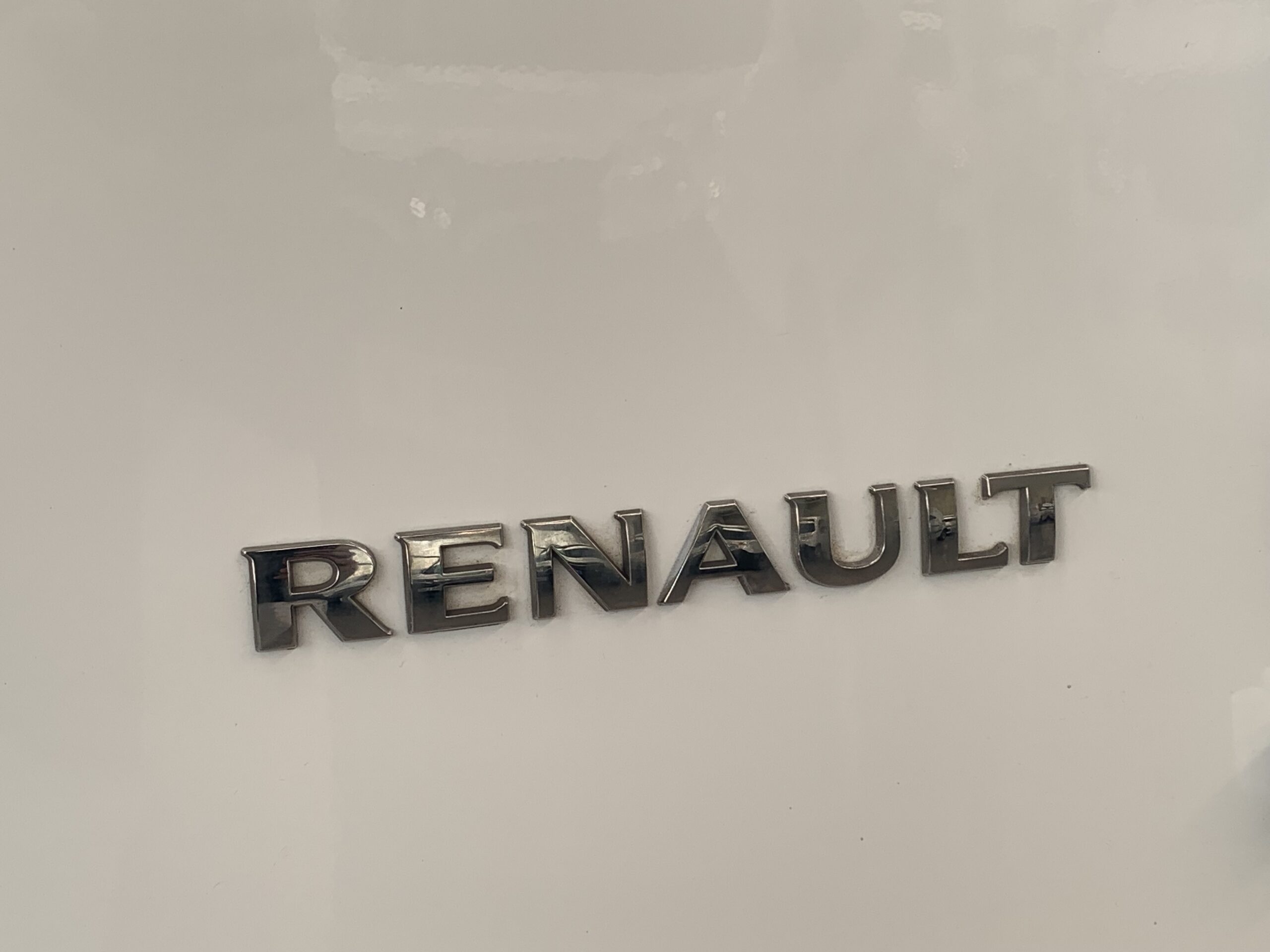 RENAULT KANGOO FURGON BLUE DCI 85CV + MAMPARA PIVOTANTE + 2 PUERTAS TRASERAS ACRISTALADAS 180º CON LUNAS TINTADAS + PUERTA LATERAL DERECHA DESLIZANTE + PACK ELECTRICO + SUELO DE CAJA TRASERA DE CAUCHO
