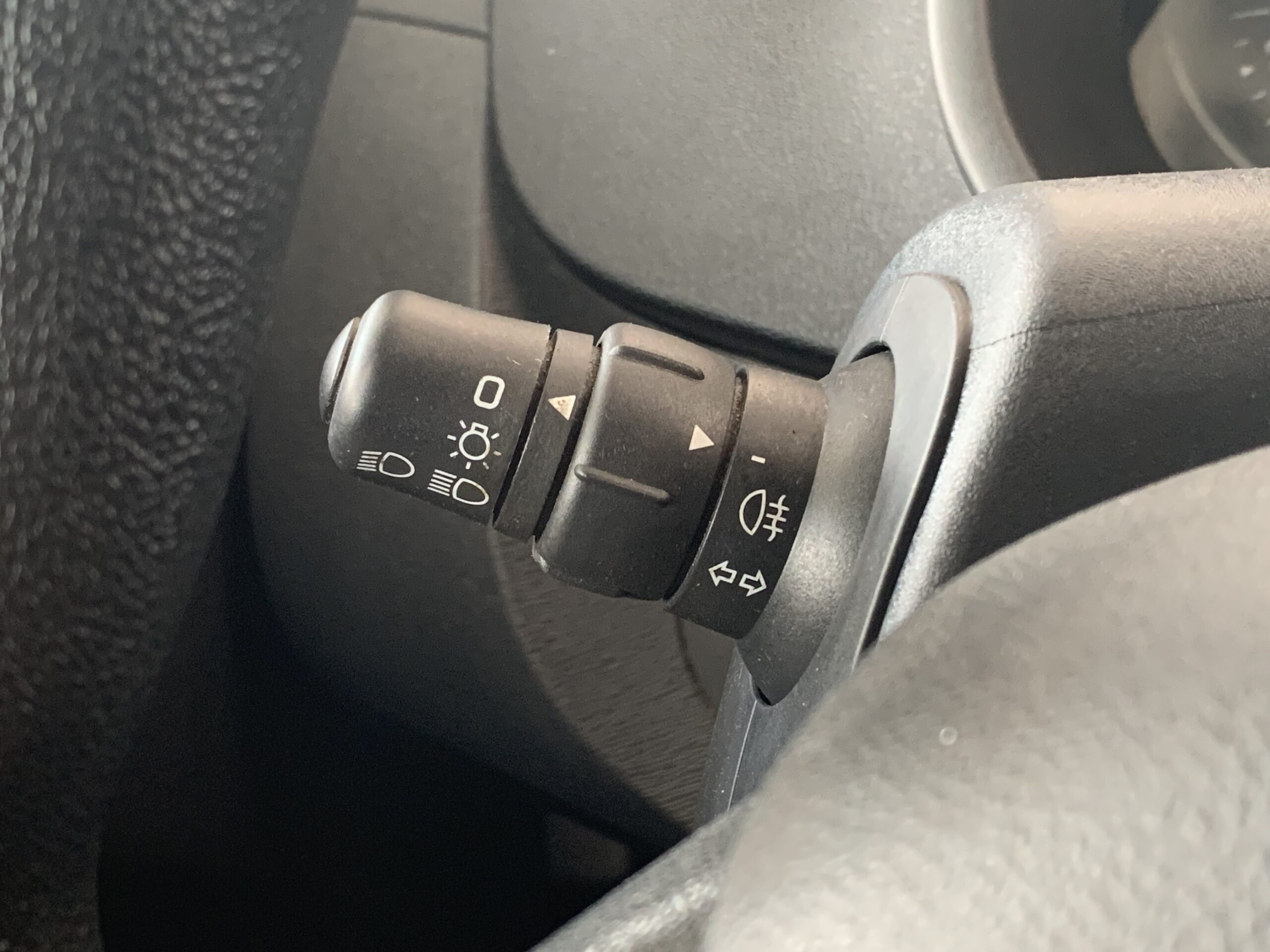 RENAULT KANGOO FURGON BLUE DCI 85CV + MAMPARA PIVOTANTE + 2 PUERTAS TRASERAS ACRISTALADAS 180º CON LUNAS TINTADAS + PUERTA LATERAL DERECHA DESLIZANTE + PACK ELECTRICO + SUELO DE CAJA TRASERA DE CAUCHO