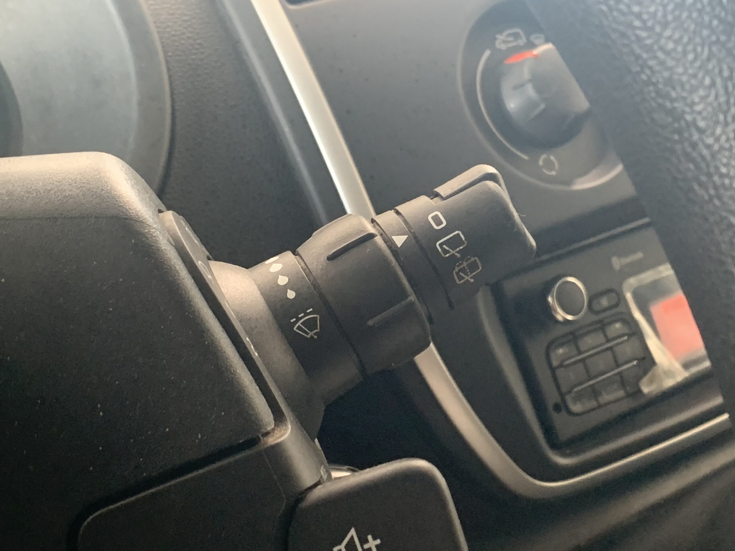 RENAULT KANGOO FURGON BLUE DCI 85CV + MAMPARA PIVOTANTE + 2 PUERTAS TRASERAS ACRISTALADAS 180º CON LUNAS TINTADAS + PUERTA LATERAL DERECHA DESLIZANTE + PACK ELECTRICO + SUELO DE CAJA TRASERA DE CAUCHO