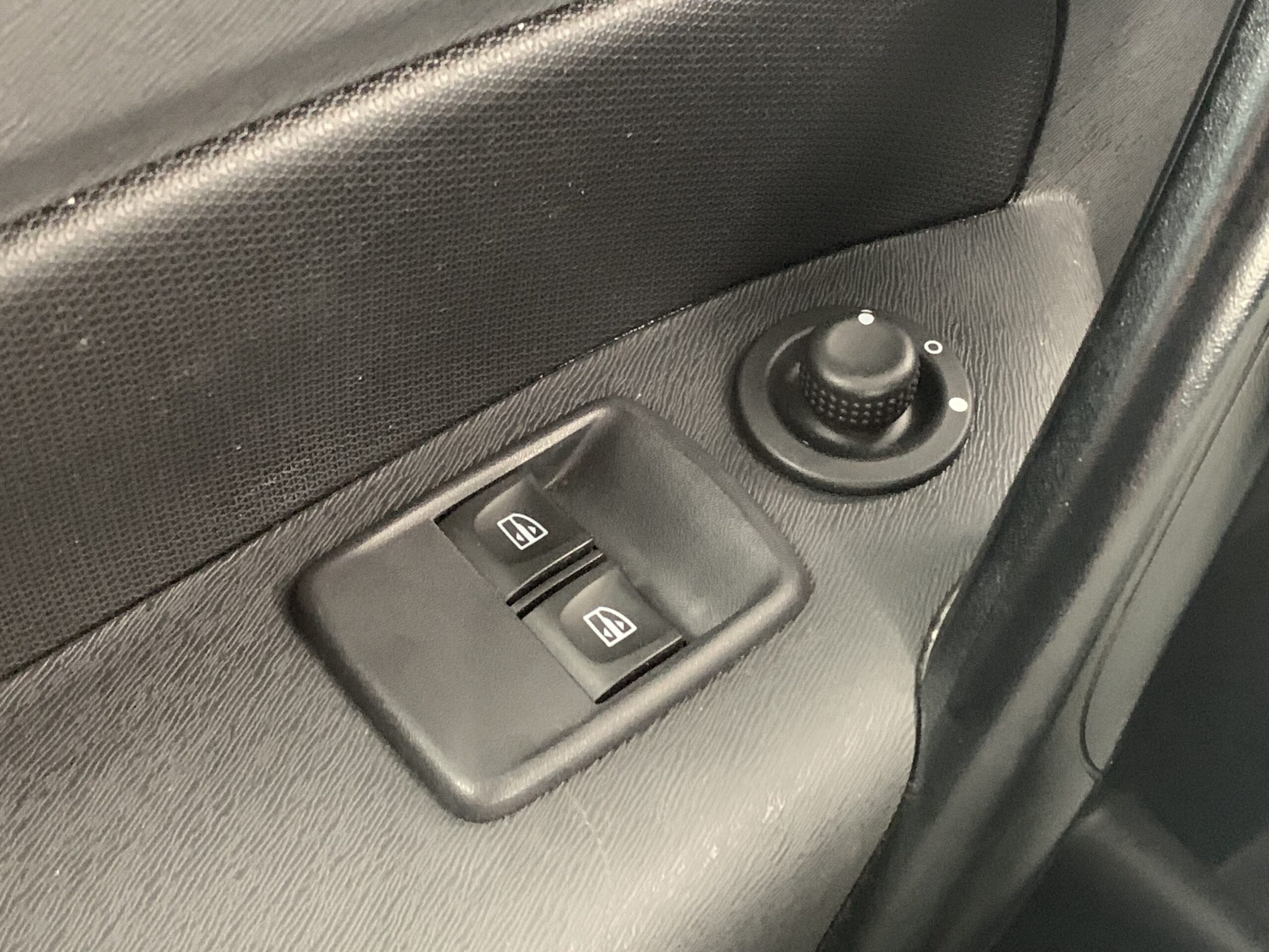 RENAULT KANGOO FURGON BLUE DCI 85CV + MAMPARA PIVOTANTE + 2 PUERTAS TRASERAS ACRISTALADAS 180º CON LUNAS TINTADAS + PUERTA LATERAL DERECHA DESLIZANTE + PACK ELECTRICO + SUELO DE CAJA TRASERA DE CAUCHO