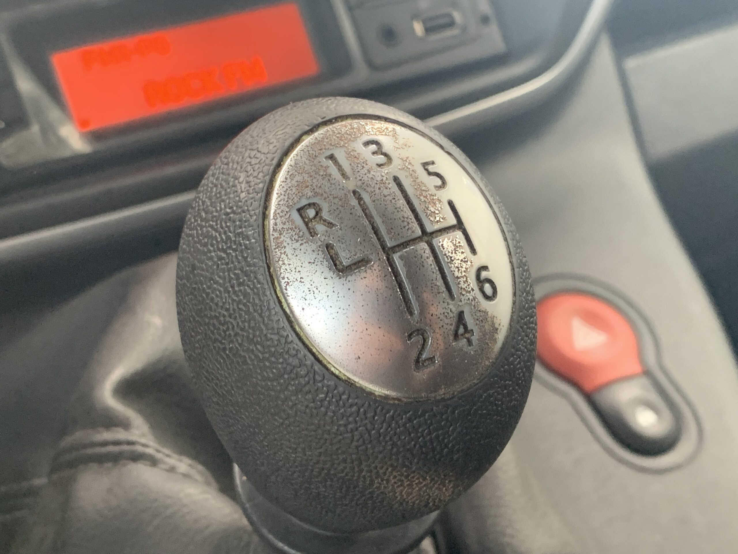 RENAULT KANGOO FURGON BLUE DCI 85CV + MAMPARA PIVOTANTE + DOBLE PUERTA TRASERA ACRISTALADA CON LUNAS TINTADAS + PUERTA LATERAL DERECHA DESLIZANTE + PACK ELECTRICO + SUELO DE CAJA TRASERA DE CAUCHO