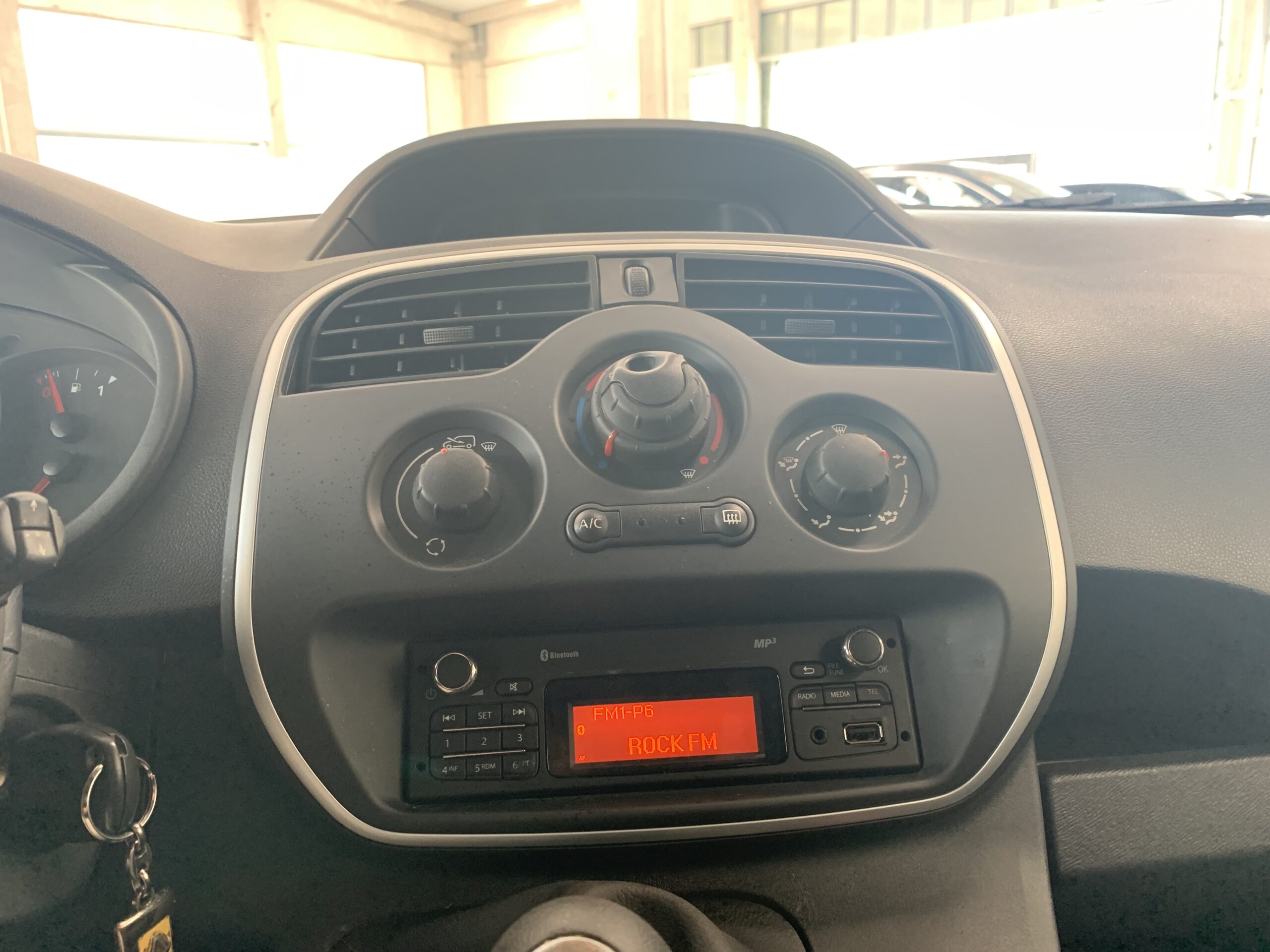 RENAULT KANGOO FURGON BLUE DCI 85CV + MAMPARA PIVOTANTE + DOBLE PUERTA TRASERA ACRISTALADA CON LUNAS TINTADAS + PUERTA LATERAL DERECHA DESLIZANTE + PACK ELECTRICO + SUELO DE CAJA TRASERA DE CAUCHO