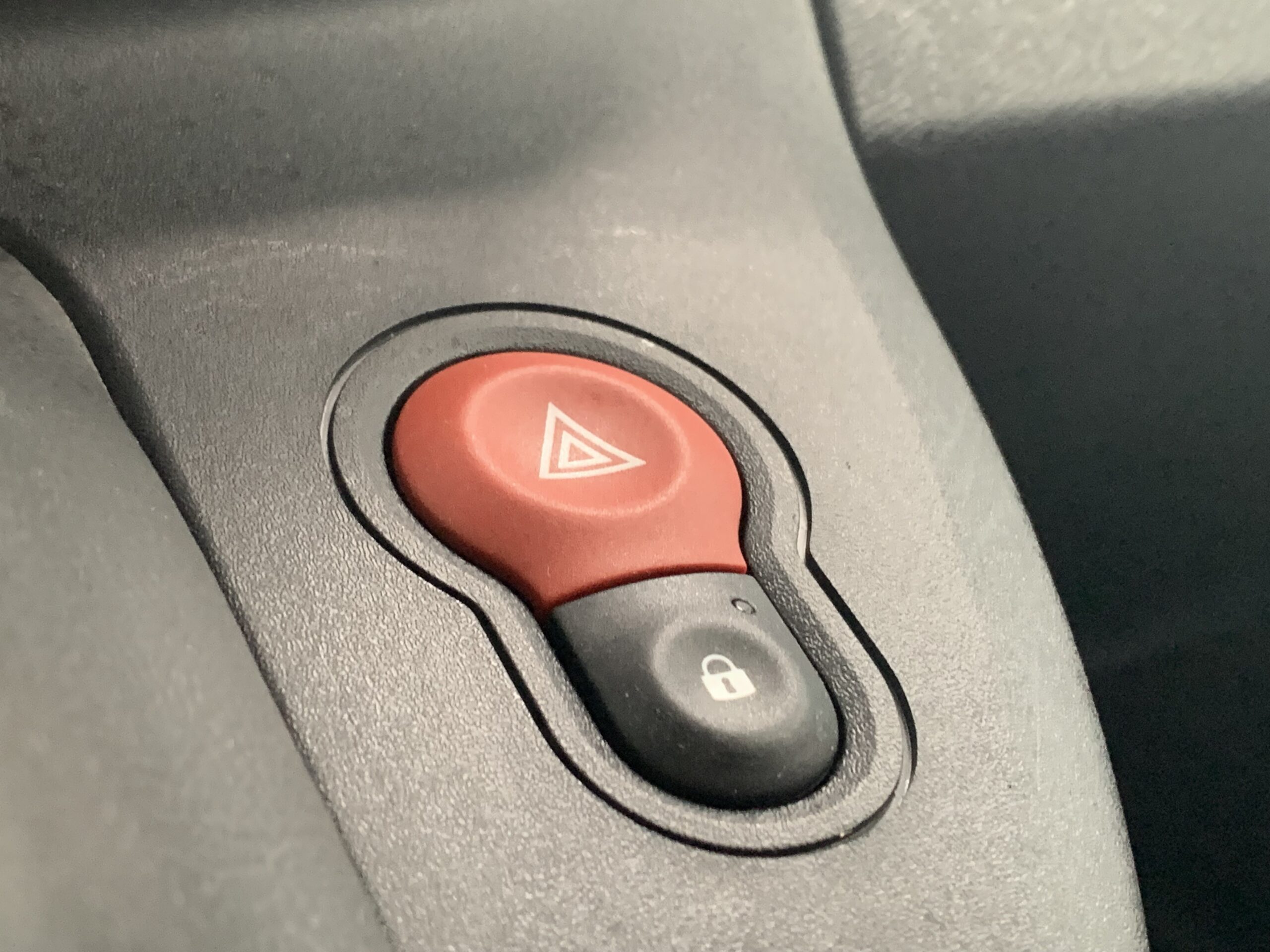 RENAULT KANGOO FURGON BLUE DCI 85CV + MAMPARA PIVOTANTE + DOBLE PUERTA TRASERA ACRISTALADA CON LUNAS TINTADAS + PUERTA LATERAL DERECHA DESLIZANTE + PACK ELECTRICO + SUELO DE CAJA TRASERA DE CAUCHO