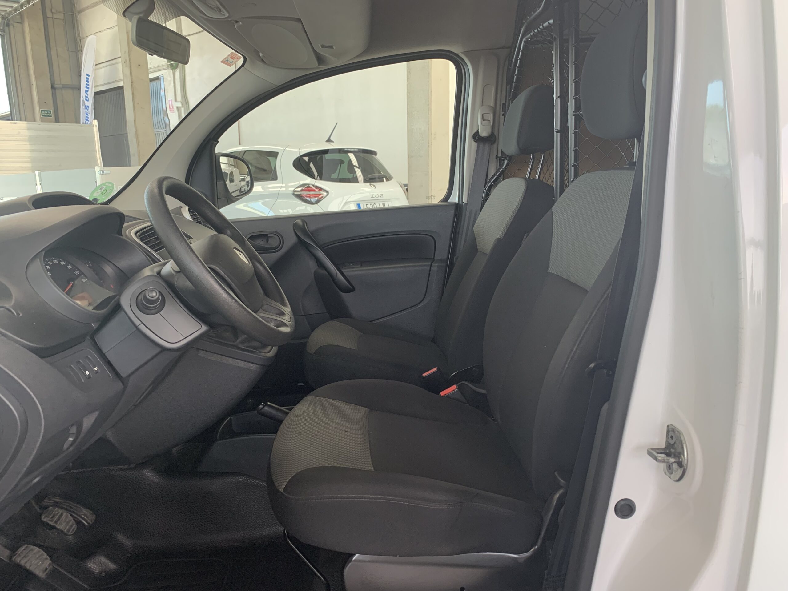 RENAULT KANGOO FURGON BLUE DCI 85CV + MAMPARA PIVOTANTE + 2 PUERTAS TRASERAS ACRISTALADAS 180º CON LUNAS TINTADAS + PUERTA LATERAL DERECHA DESLIZANTE + PACK ELECTRICO + SUELO DE CAJA TRASERA DE CAUCHO