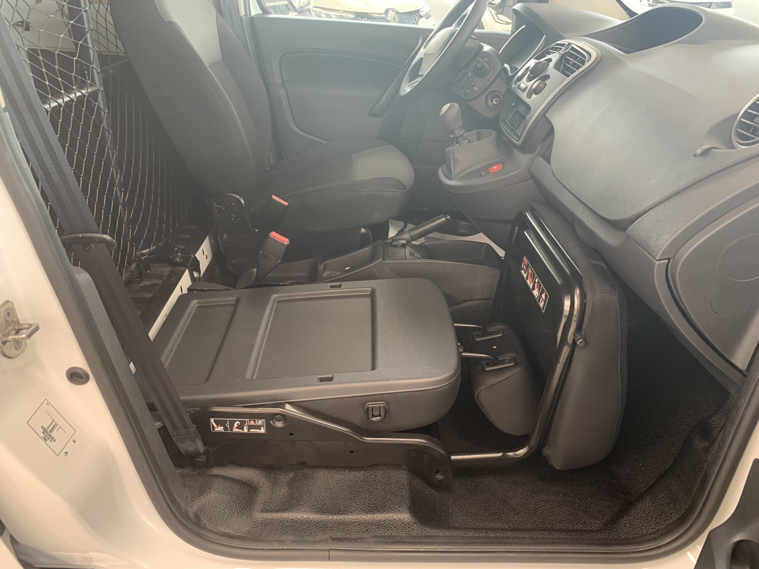 RENAULT KANGOO FURGON BLUE DCI 85CV + MAMPARA PIVOTANTE + 2 PUERTAS TRASERAS ACRISTALADAS 180º CON LUNAS TINTADAS + PUERTA LATERAL DERECHA DESLIZANTE + PACK ELECTRICO + SUELO DE CAJA TRASERA DE CAUCHO