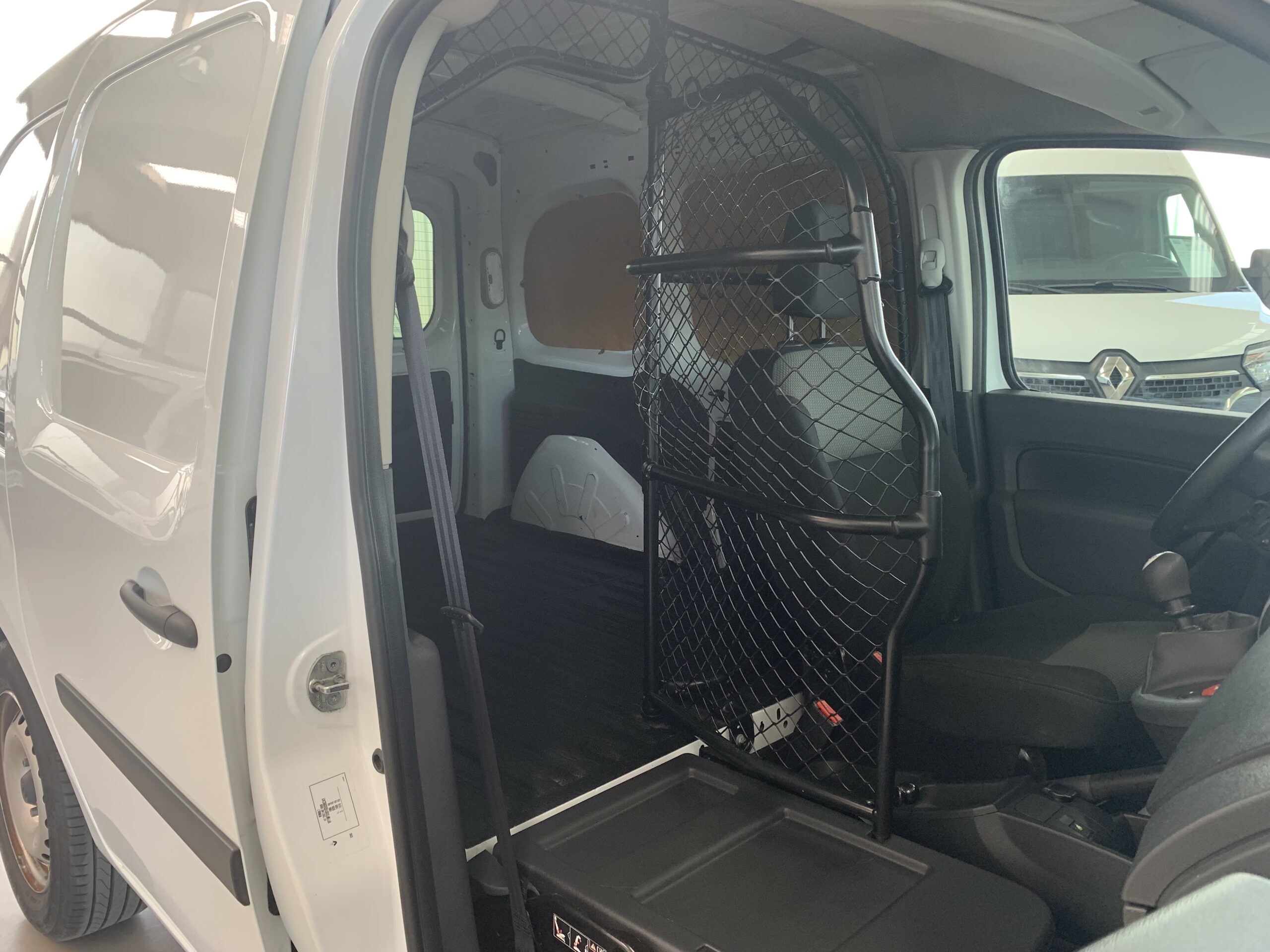 RENAULT KANGOO FURGON BLUE DCI 85CV + MAMPARA PIVOTANTE + 2 PUERTAS TRASERAS ACRISTALADAS 180º CON LUNAS TINTADAS + PUERTA LATERAL DERECHA DESLIZANTE + PACK ELECTRICO + SUELO DE CAJA TRASERA DE CAUCHO