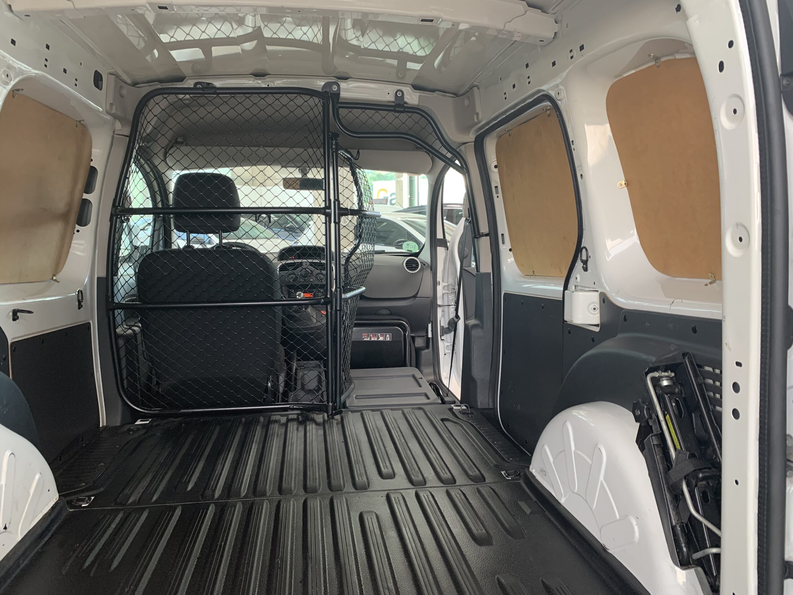 RENAULT KANGOO FURGON BLUE DCI 85CV + MAMPARA PIVOTANTE + 2 PUERTAS TRASERAS ACRISTALADAS 180º CON LUNAS TINTADAS + PUERTA LATERAL DERECHA DESLIZANTE + PACK ELECTRICO + SUELO DE CAJA TRASERA DE CAUCHO