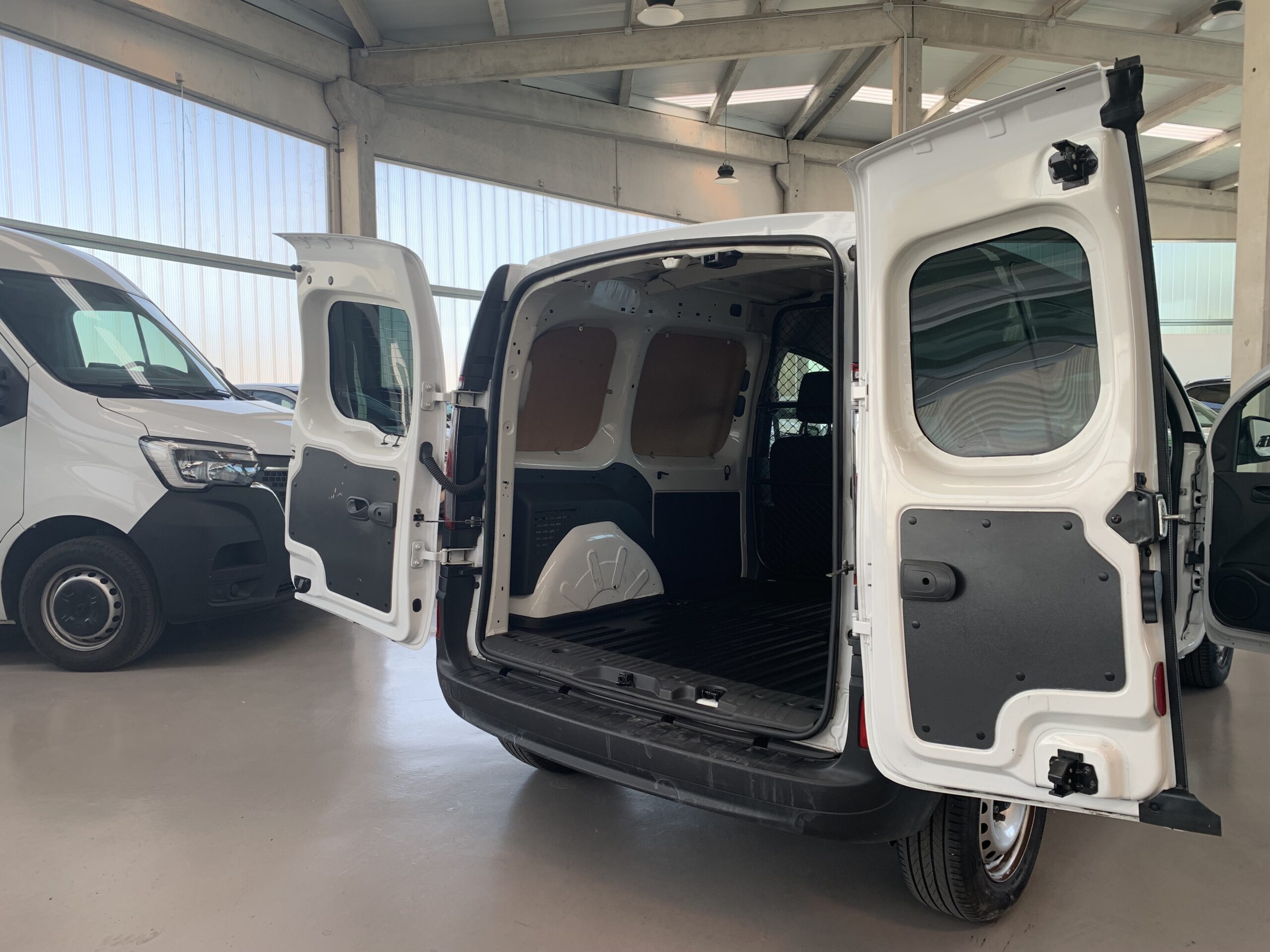 RENAULT KANGOO FURGON BLUE DCI 85CV + MAMPARA PIVOTANTE + DOBLE PUERTA TRASERA ACRISTALADA CON LUNAS TINTADAS + PUERTA LATERAL DERECHA DESLIZANTE + PACK ELECTRICO + SUELO DE CAJA TRASERA DE CAUCHO