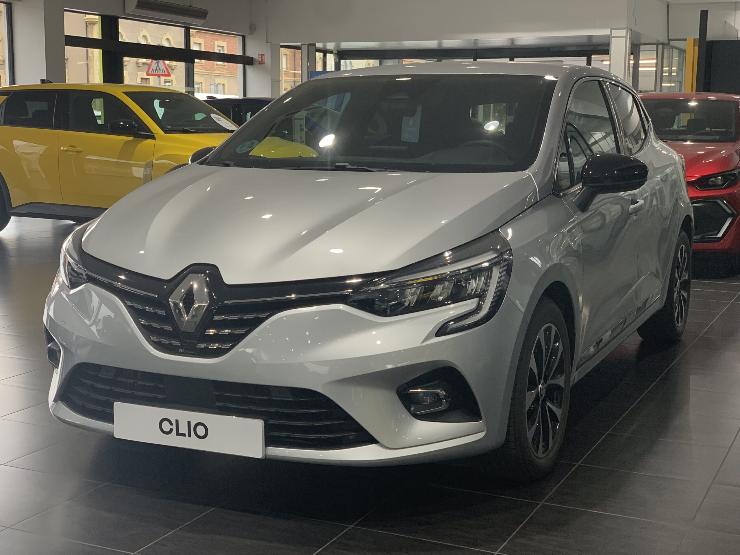 RENAULT CLIO TECHNO TCE 140CV + PACK EASY PARKING + PACK LIGTHING + PACK FULL SCREEN EASY LINK + RUEDA DE REPUESTO + CARGADOR DE INDUCCION