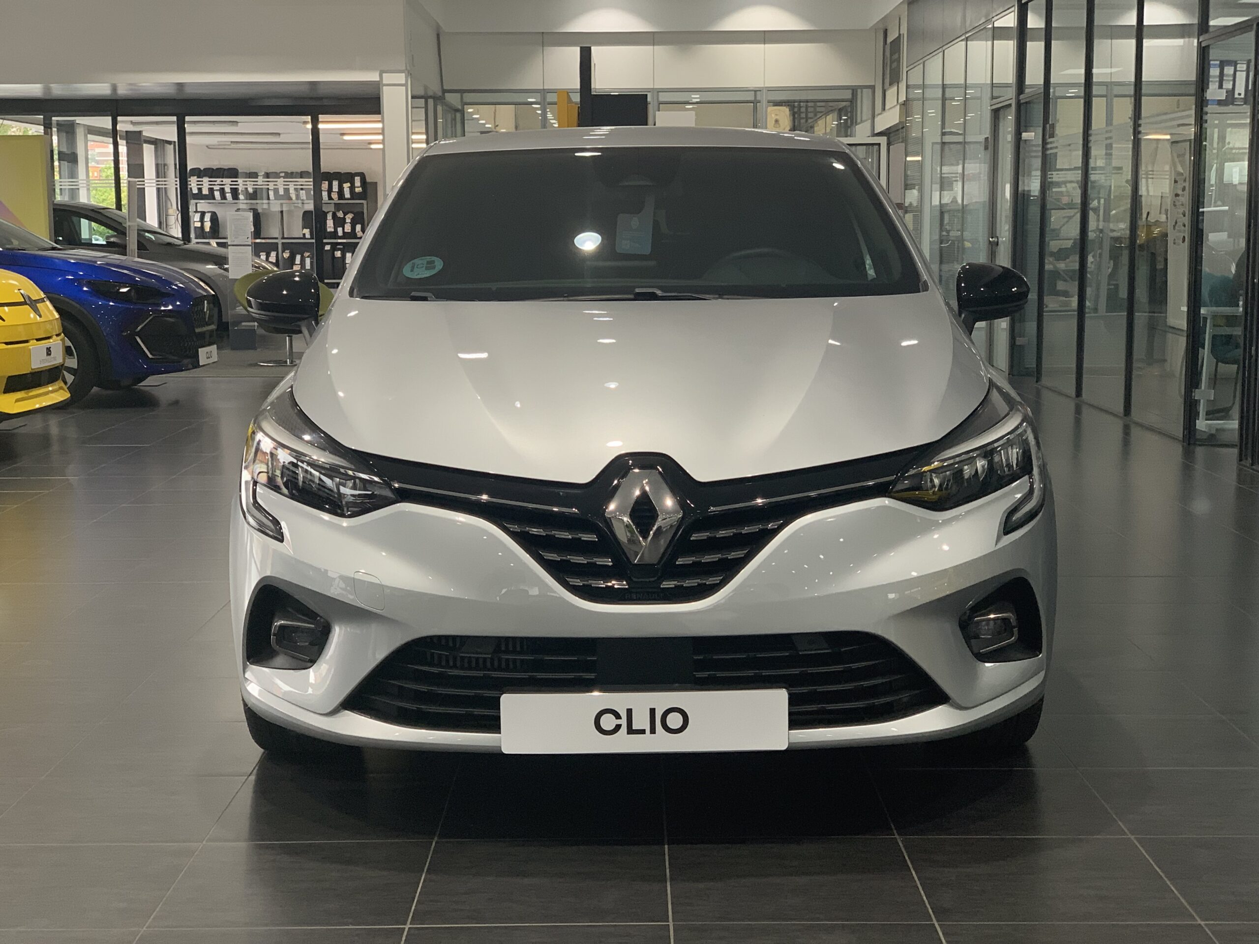 RENAULT CLIO TECHNO TCE 140CV + PACK EASY PARKING + PACK LIGTHING + PACK FULL SCREEN EASY LINK + RUEDA DE REPUESTO + CARGADOR DE INDUCCION