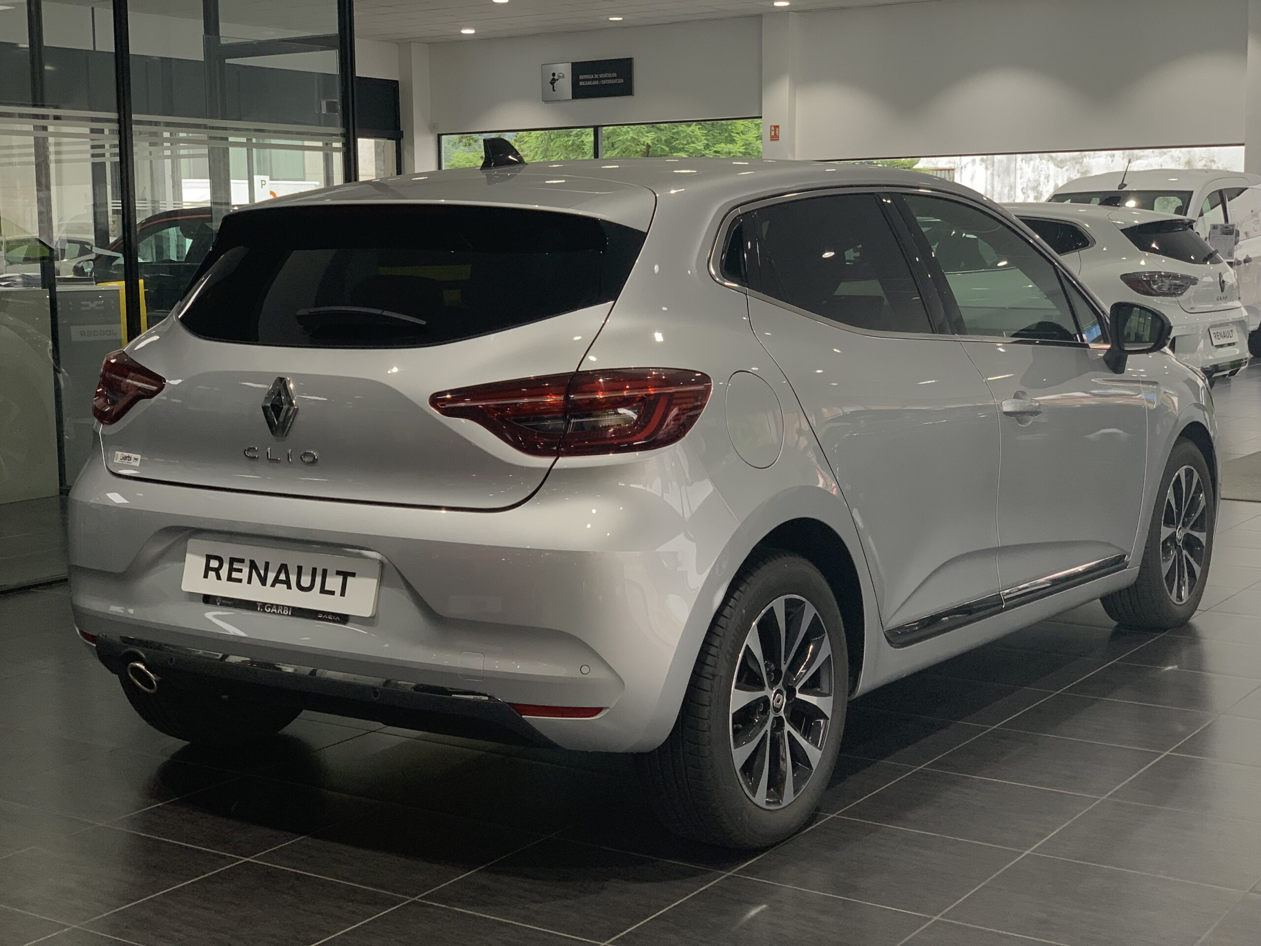 RENAULT CLIO TECHNO TCE 140CV + PACK EASY PARKING + PACK LIGTHING + PACK FULL SCREEN EASY LINK + RUEDA DE REPUESTO + CARGADOR DE INDUCCION