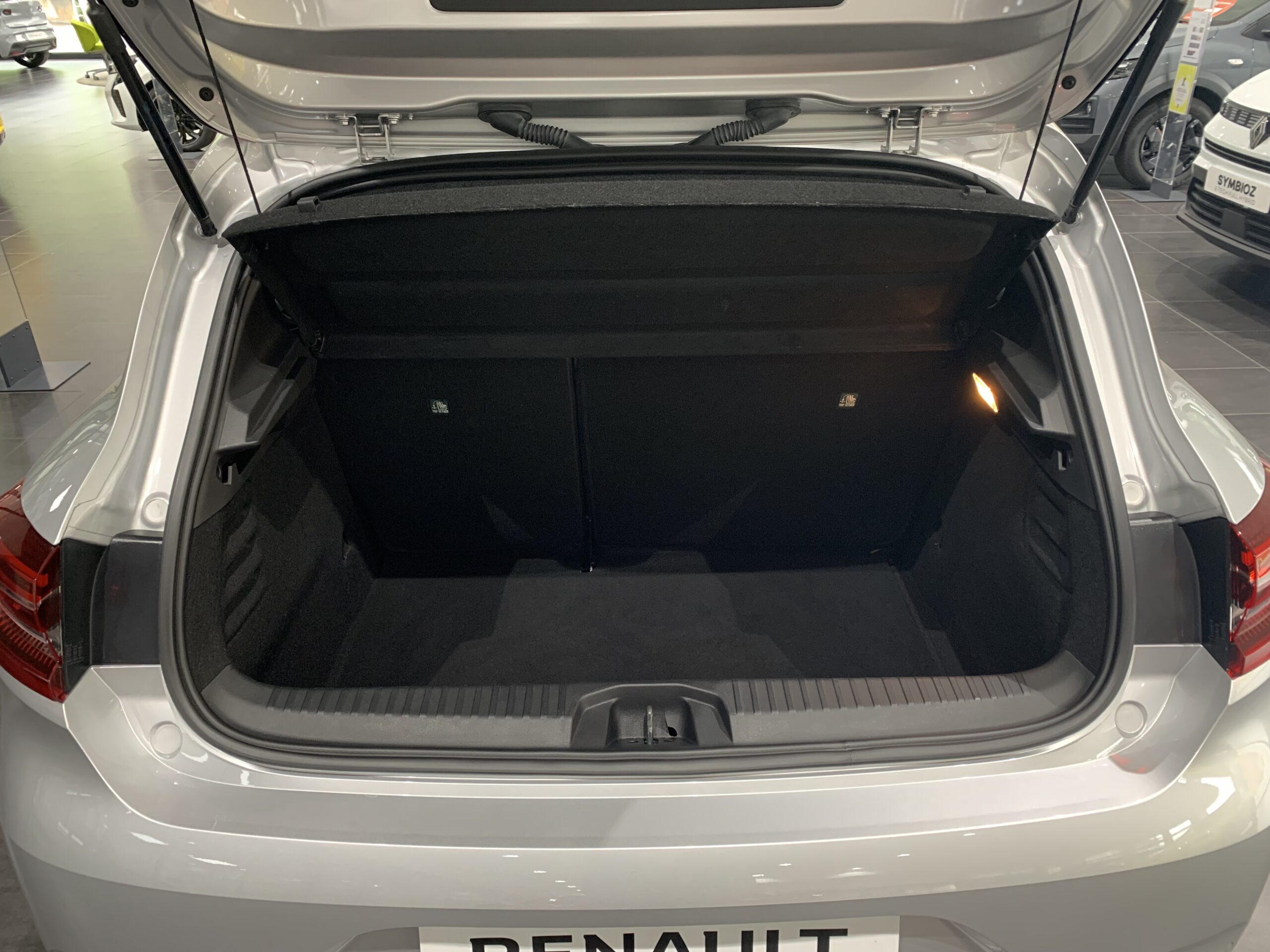 RENAULT CLIO TECHNO TCE 140CV + PACK EASY PARKING + PACK LIGTHING + PACK FULL SCREEN EASY LINK + RUEDA DE REPUESTO + CARGADOR DE INDUCCION