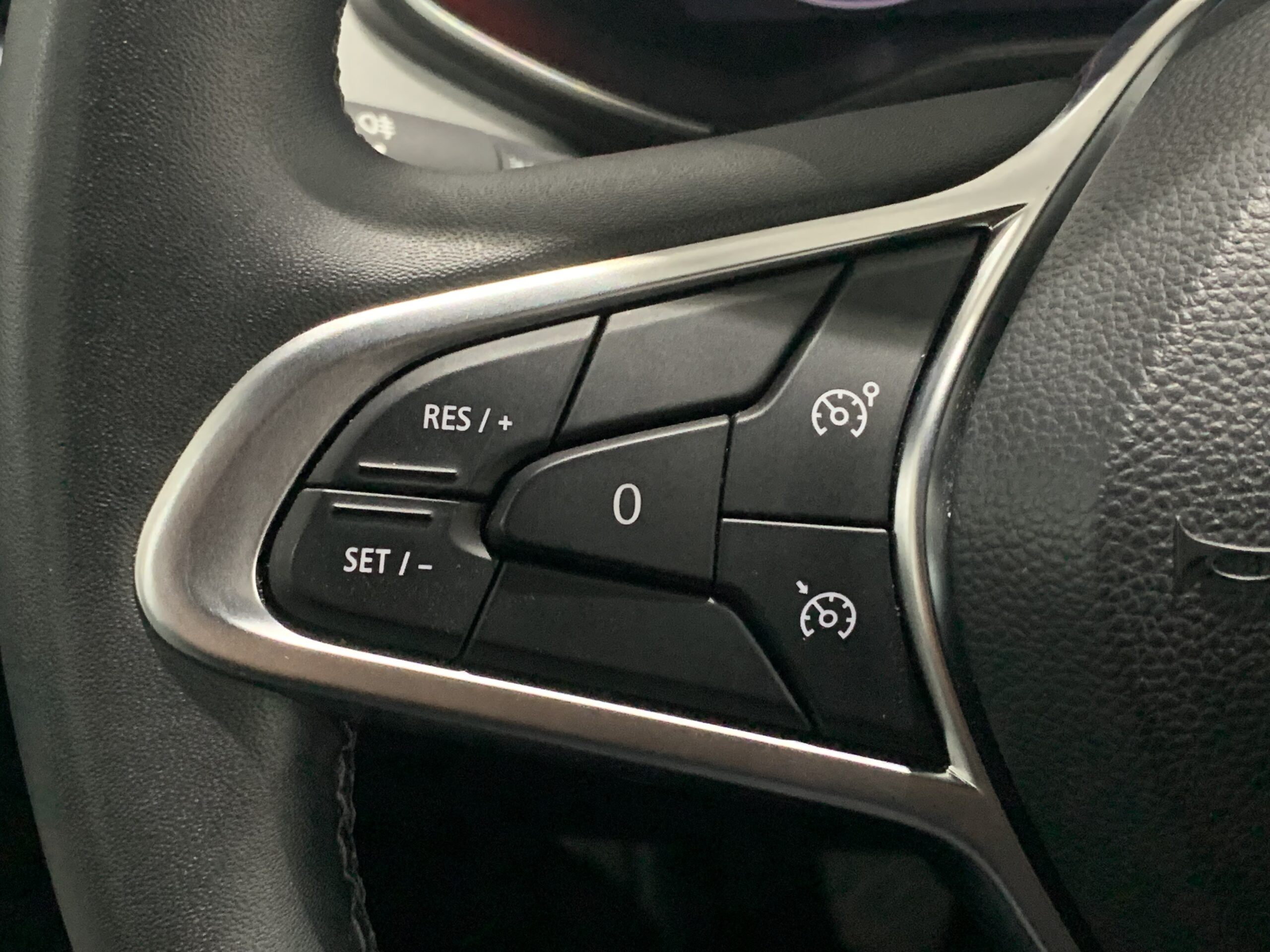 RENAULT CLIO TECHNO TCE 140CV + PACK EASY PARKING + PACK LIGTHING + PACK FULL SCREEN EASY LINK + RUEDA DE REPUESTO + CARGADOR DE INDUCCION