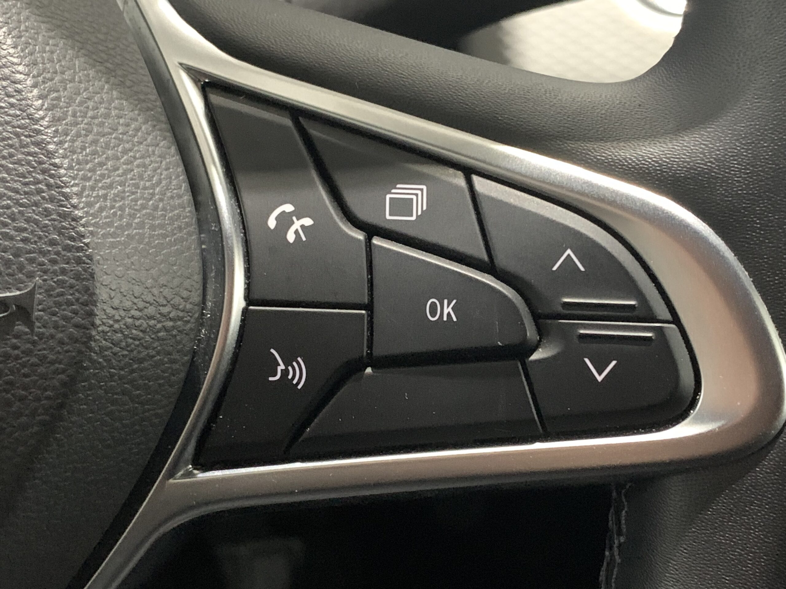 RENAULT CLIO TECHNO TCE 140CV + PACK EASY PARKING + PACK LIGTHING + PACK FULL SCREEN EASY LINK + RUEDA DE REPUESTO + CARGADOR DE INDUCCION