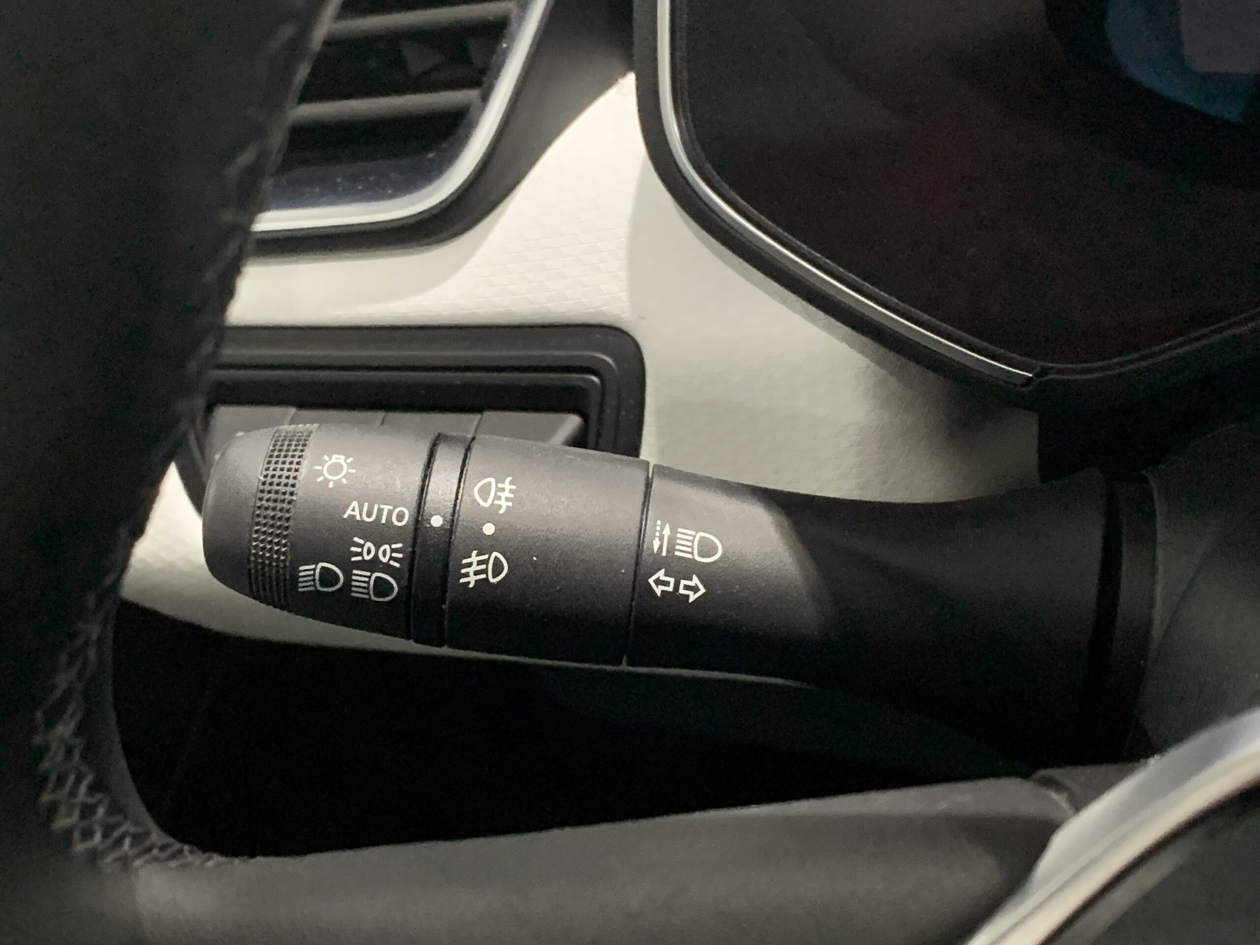 RENAULT CLIO TECHNO TCE 140CV + PACK EASY PARKING + PACK LIGTHING + PACK FULL SCREEN EASY LINK + RUEDA DE REPUESTO + CARGADOR DE INDUCCION
