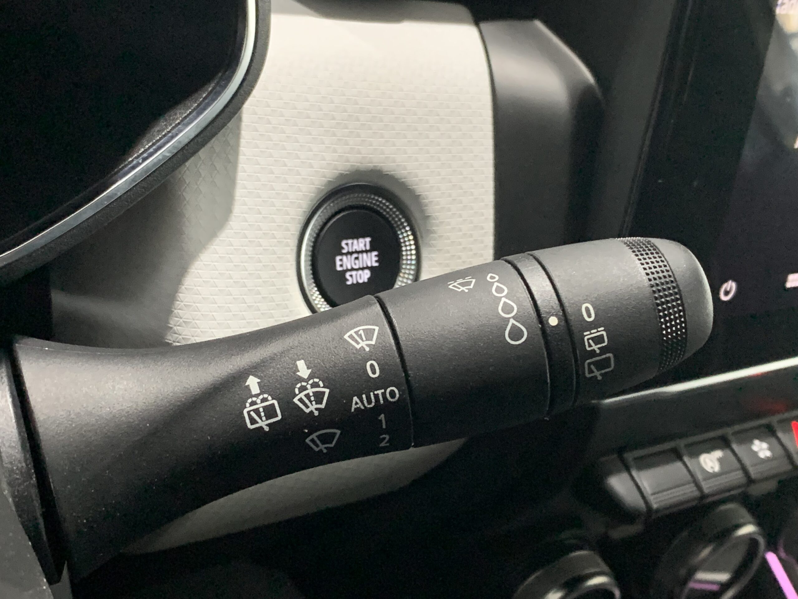 RENAULT CLIO TECHNO TCE 140CV + PACK EASY PARKING + PACK LIGTHING + PACK FULL SCREEN EASY LINK + RUEDA DE REPUESTO + CARGADOR DE INDUCCION