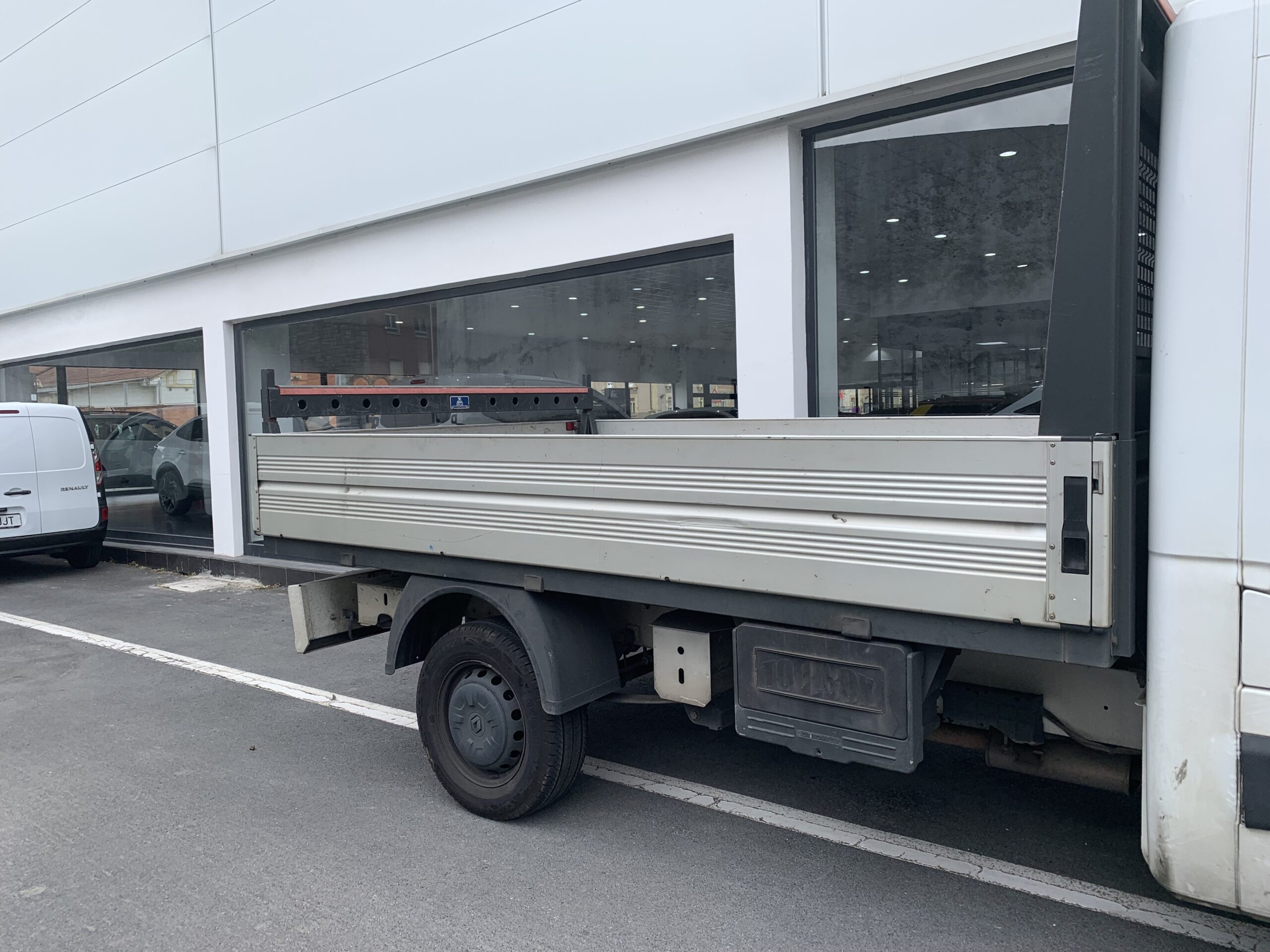 RENAULT MASTER CAJA ABIERTA T L2 135CV + PACK AIRE (AIRE ACC + RADIO) + PORTAESCALERAS (MEDIDAS: LONGITUD 3230mm / ANCHURA 2100mm / ALTO CARTOLAS 400mm)