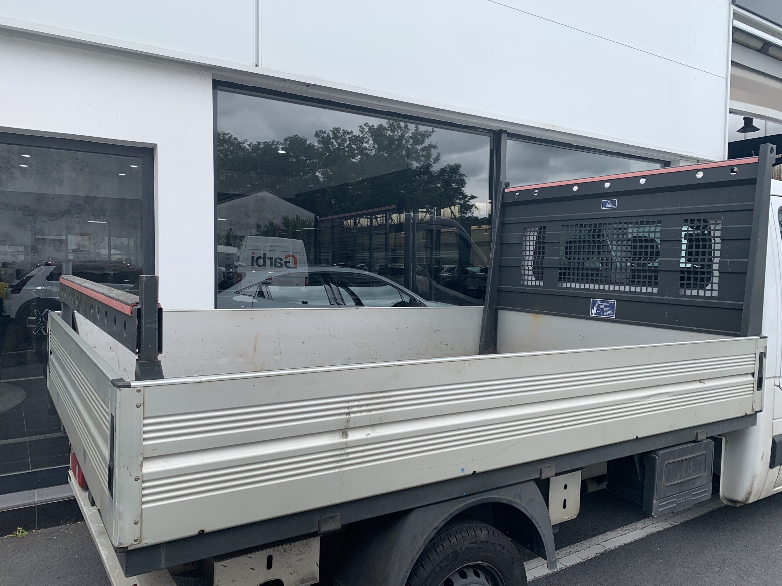 RENAULT MASTER CAJA ABIERTA T L2 135CV + PACK AIRE (AIRE ACC + RADIO) + PORTAESCALERAS (MEDIDAS: LONGITUD 3230mm / ANCHURA 2100mm / ALTO CARTOLAS 400mm)