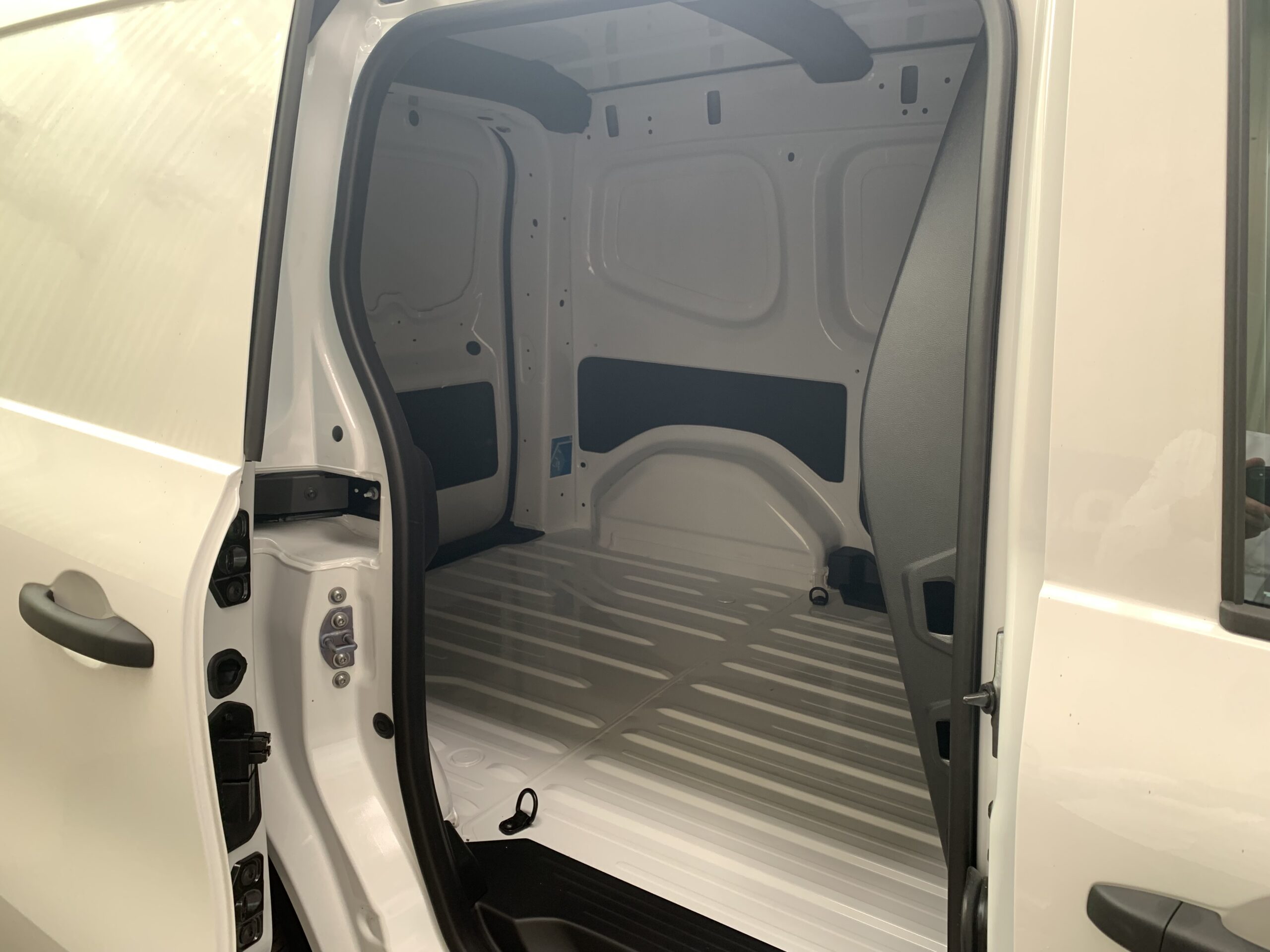 RENAULT KANGOO FURGON PROFESIONAL DCI 75CV + PANELADO COMPLETO DE MADERA (SUELO, LATERALES Y PASES DE RUEDA) + RUEDA DE REPUESTO + PUERTA LATERAL DERECHA DESLIZANTE