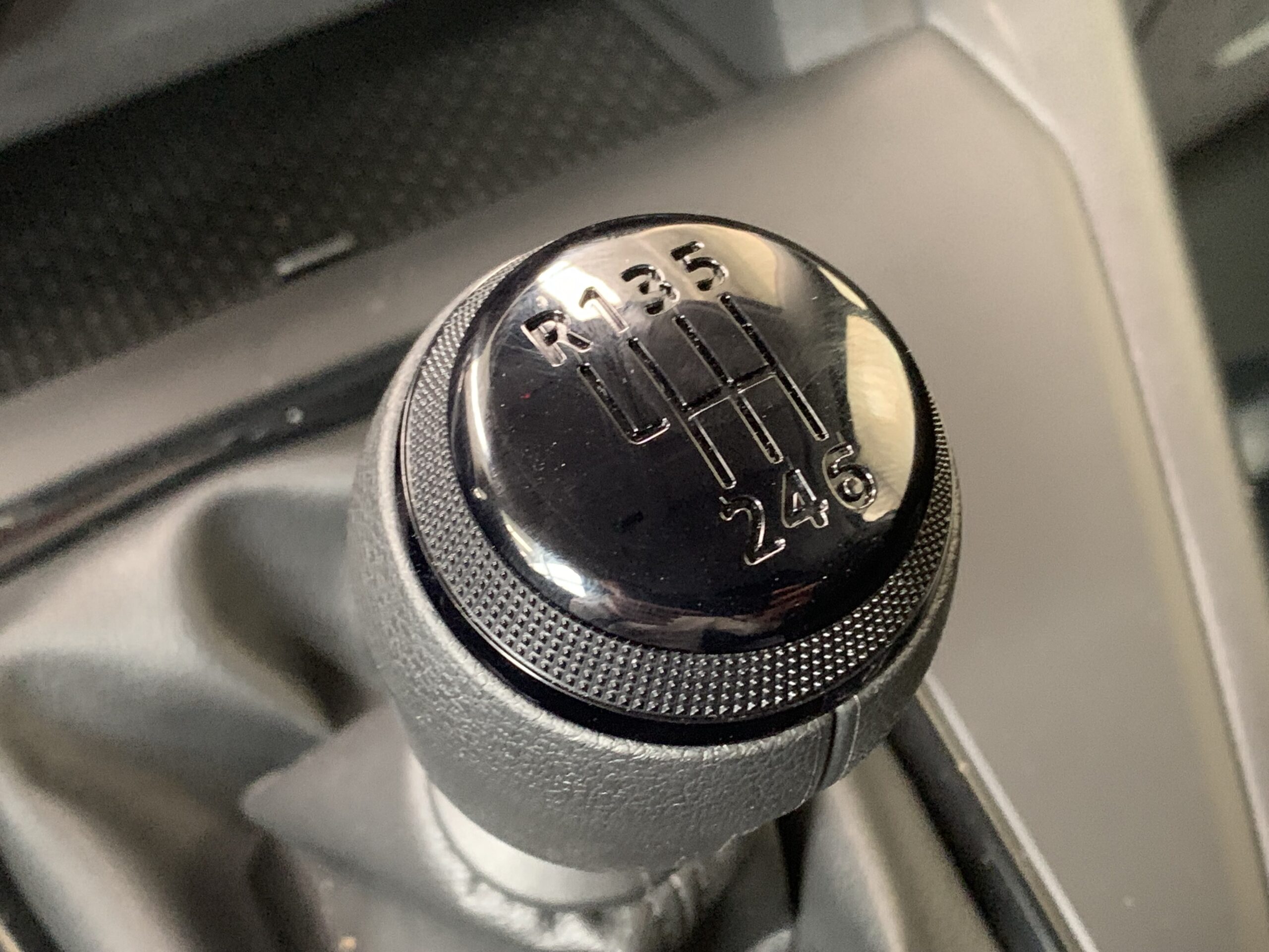 RENAULT KANGOO FURGON PROFESIONAL DCI 75CV + PANELADO COMPLETO DE MADERA (SUELO, LATERALES Y PASES DE RUEDA) + RUEDA DE REPUESTO + PUERTA LATERAL DERECHA DESLIZANTE