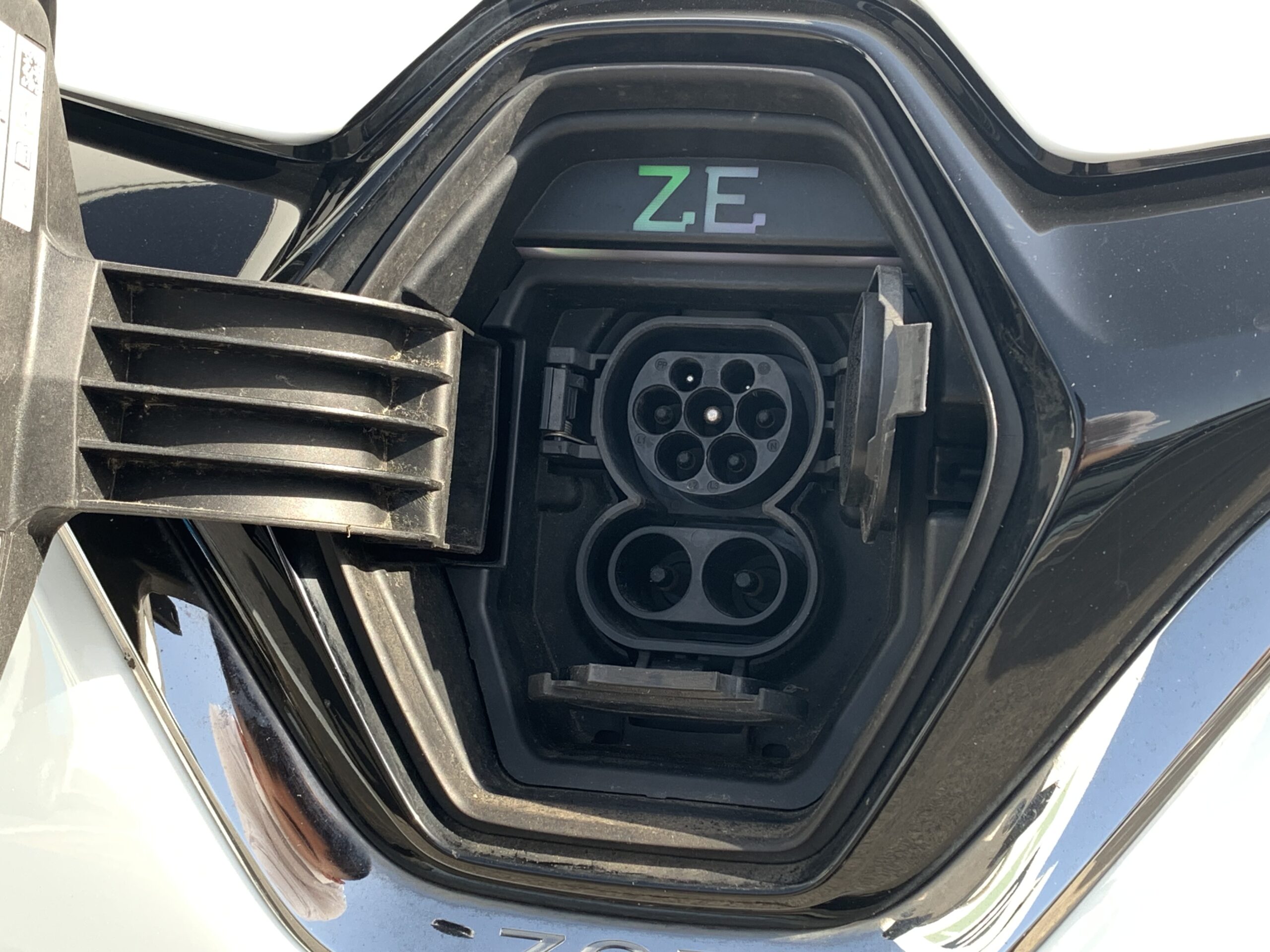 RENAULT ZOE ZEN 50KWH R135 + CARGA RAPIDA